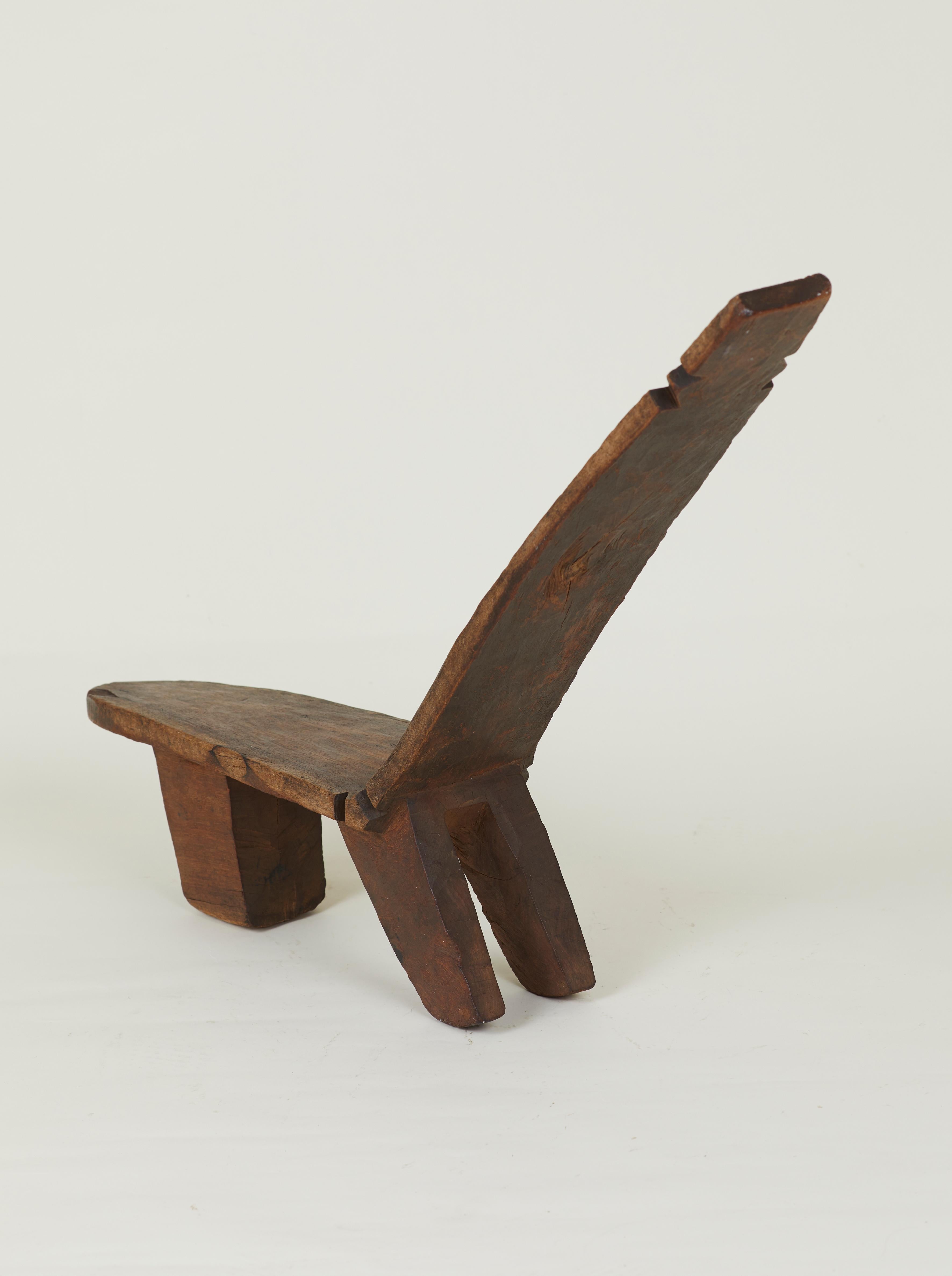 Hand Carved West African Lobi Tribe Stargazing Chair C. 1940-1950 in Solid Wood In Fair Condition For Sale In MONTREUIL, FR