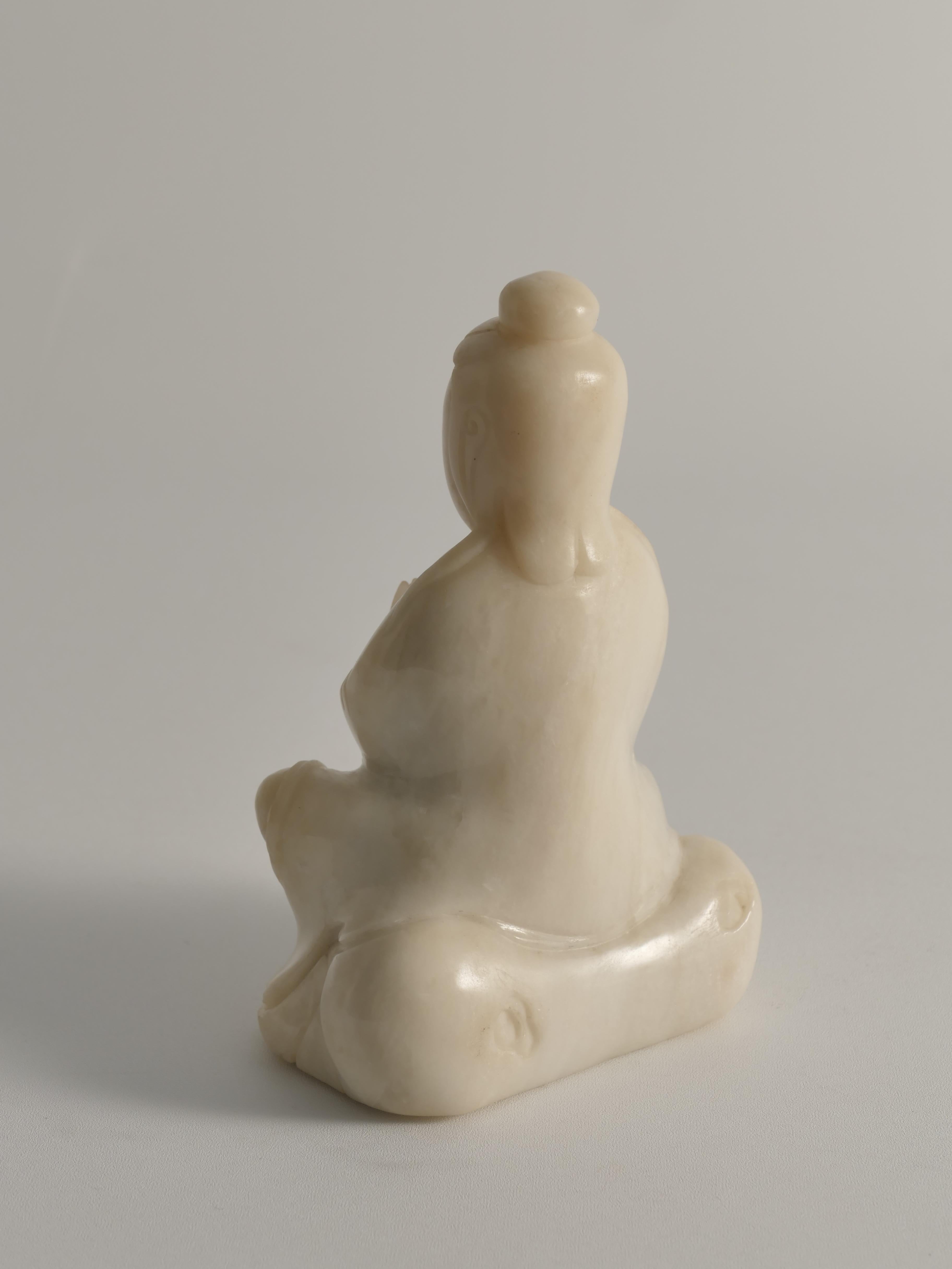 Handgeschnitzte weiße Alabasterfigur aus Guanyin, China, frühes 20. Jahrhundert im Angebot 6