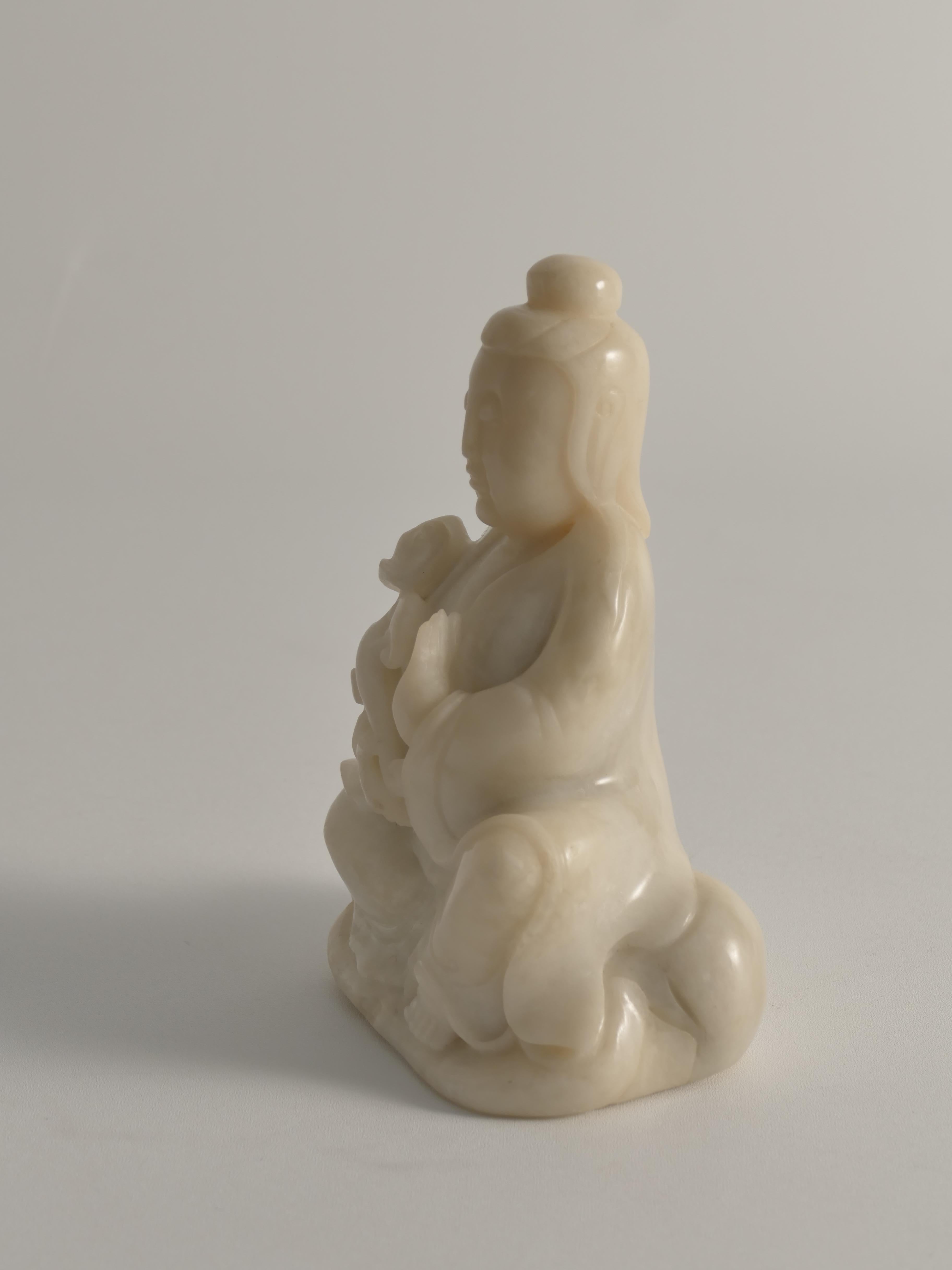 Handgeschnitzte weiße Alabasterfigur aus Guanyin, China, frühes 20. Jahrhundert im Angebot 7