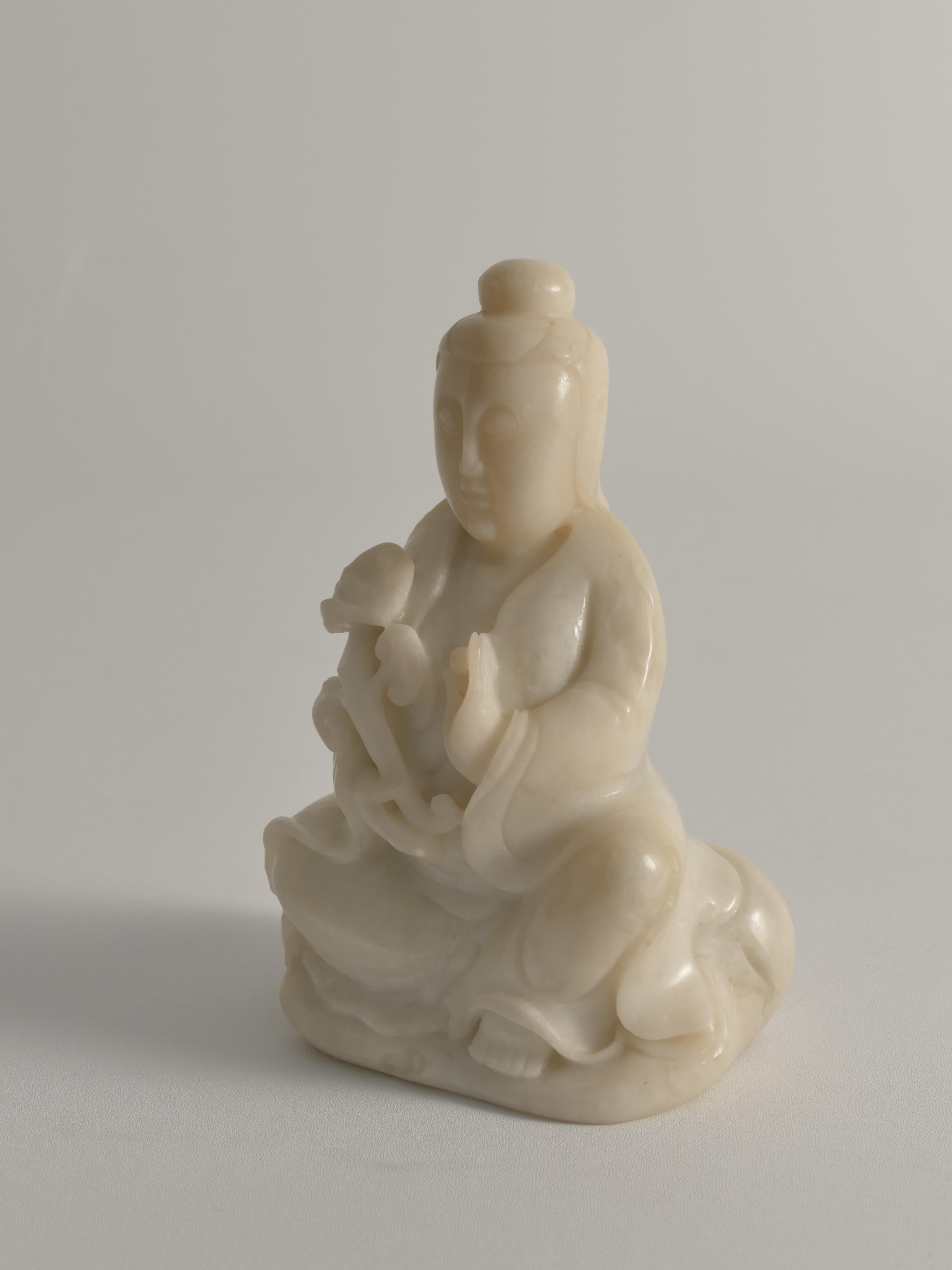 Handgeschnitzte weiße Alabasterfigur aus Guanyin, China, frühes 20. Jahrhundert im Angebot 8