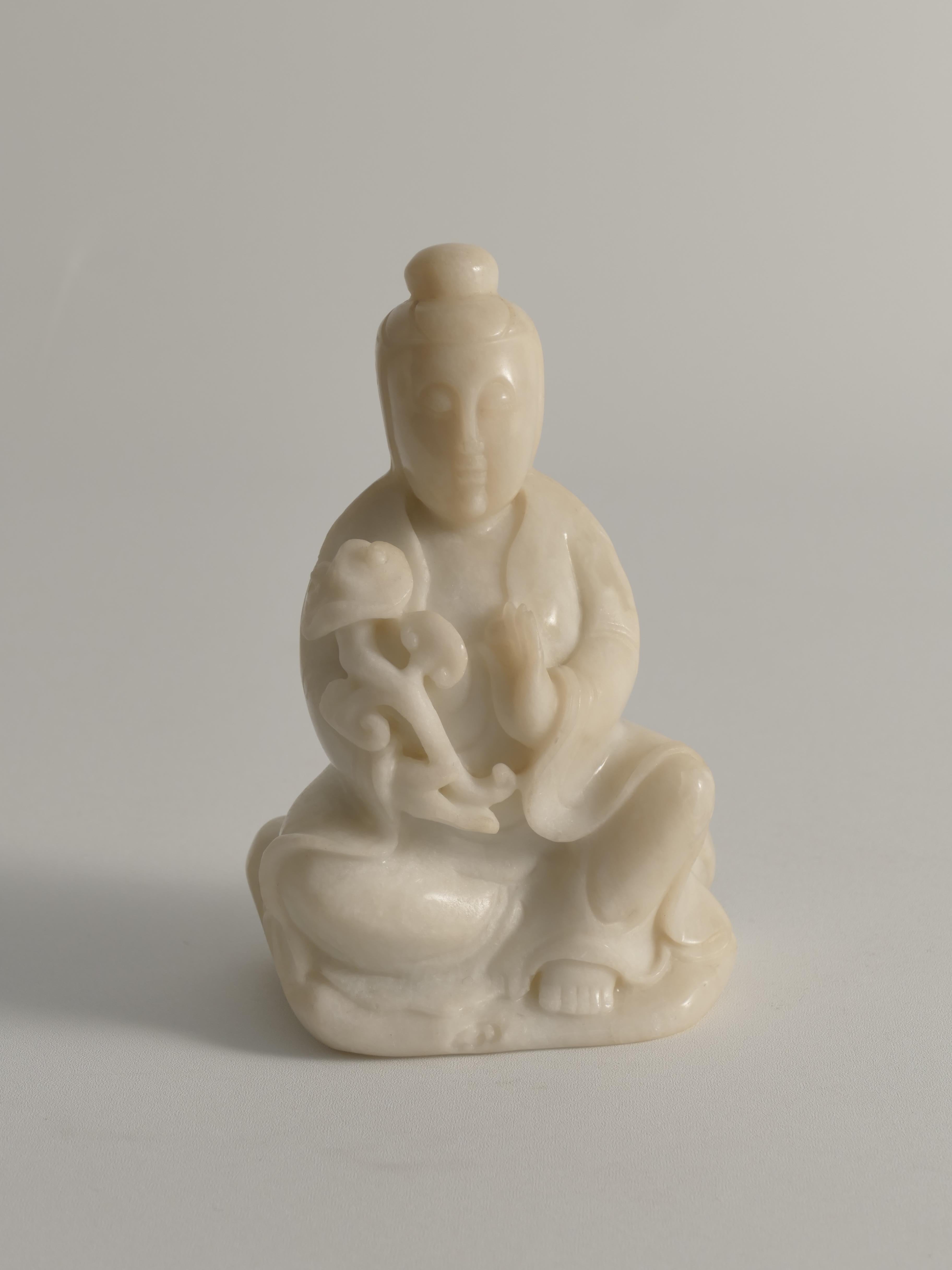 Handgeschnitzte weiße Alabasterfigur aus Guanyin, China, frühes 20. Jahrhundert (Sonstiges) im Angebot