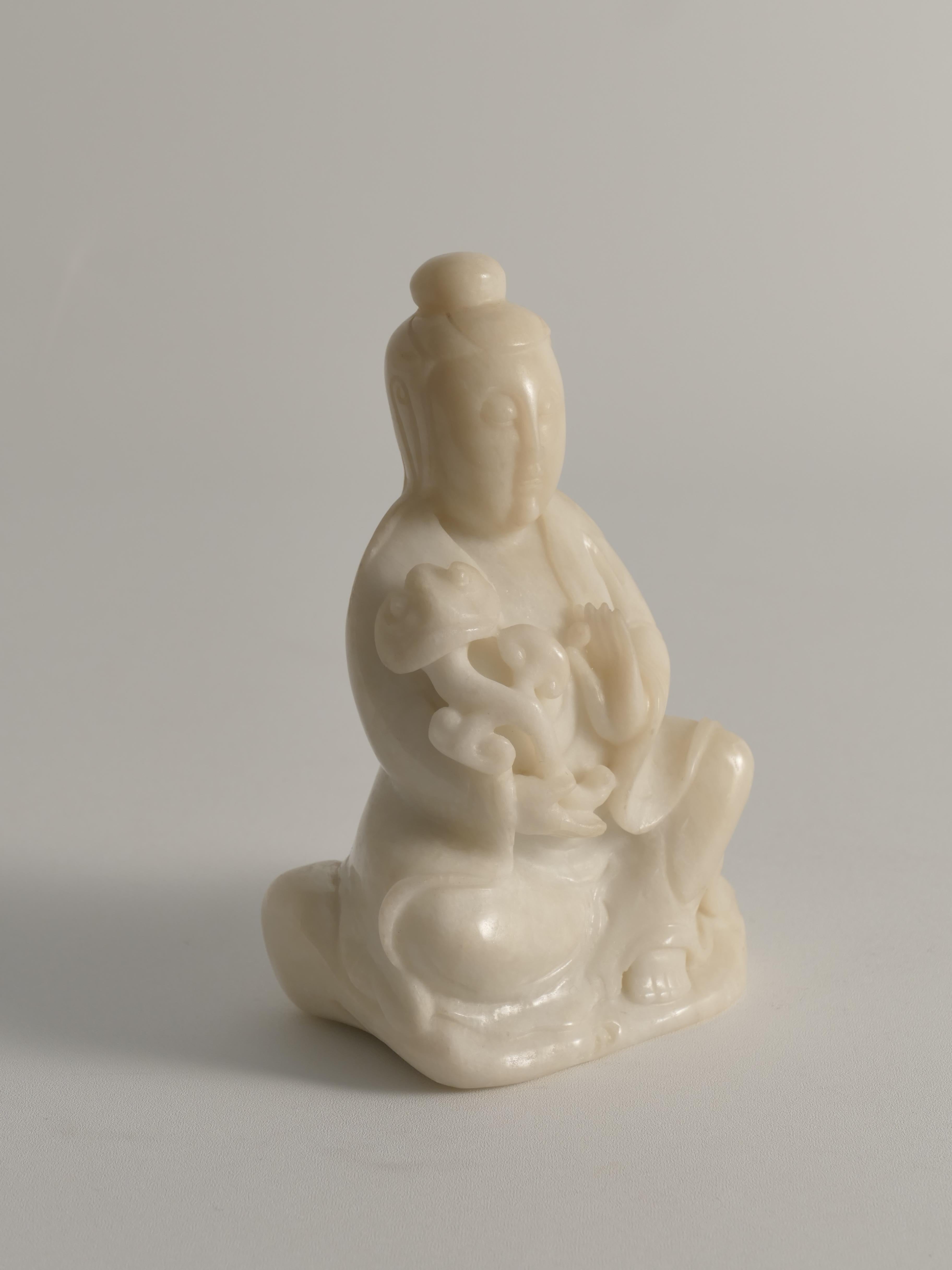 Handgeschnitzte weiße Alabasterfigur aus Guanyin, China, frühes 20. Jahrhundert im Angebot 1