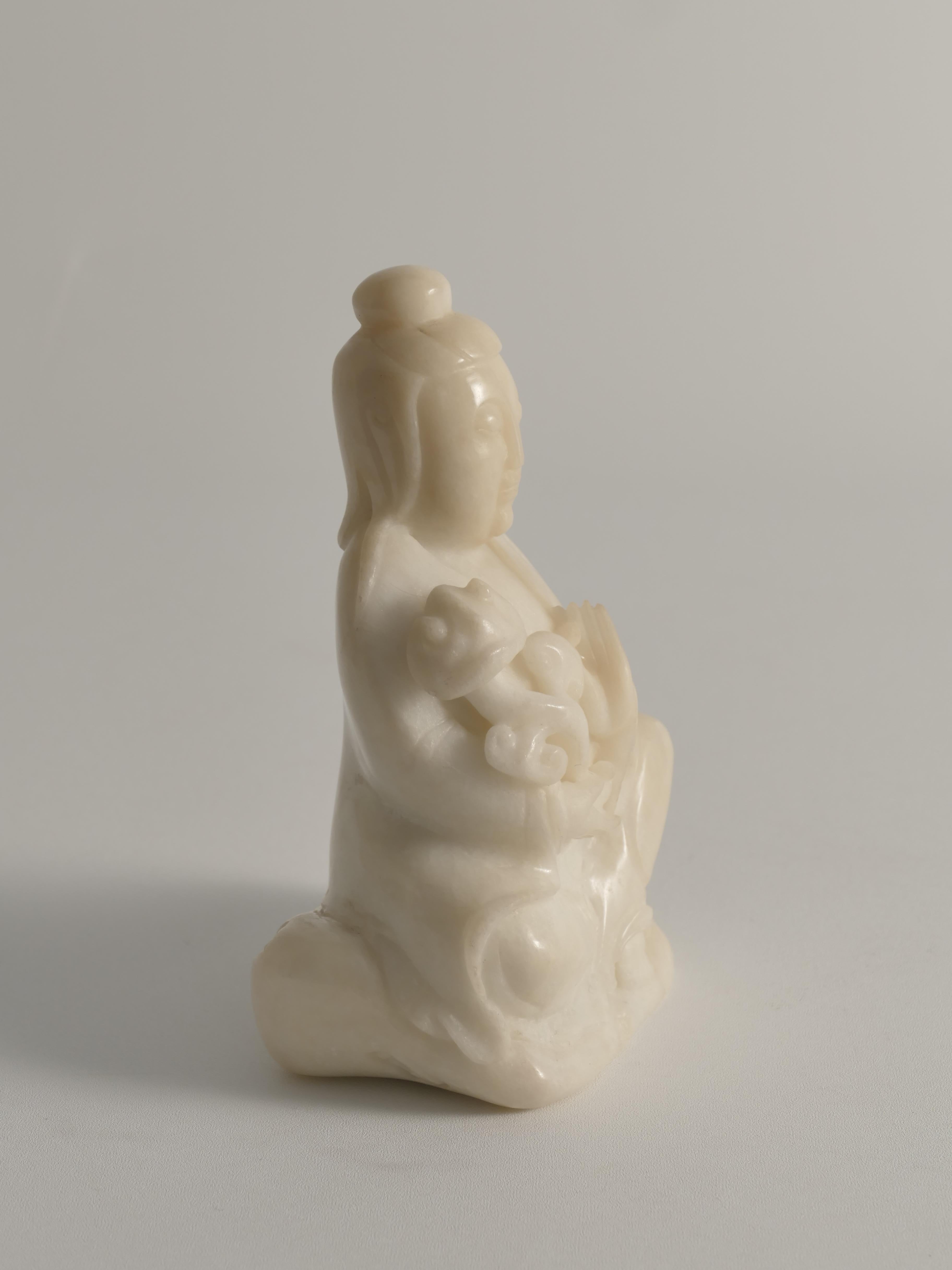 Handgeschnitzte weiße Alabasterfigur aus Guanyin, China, frühes 20. Jahrhundert im Angebot 2