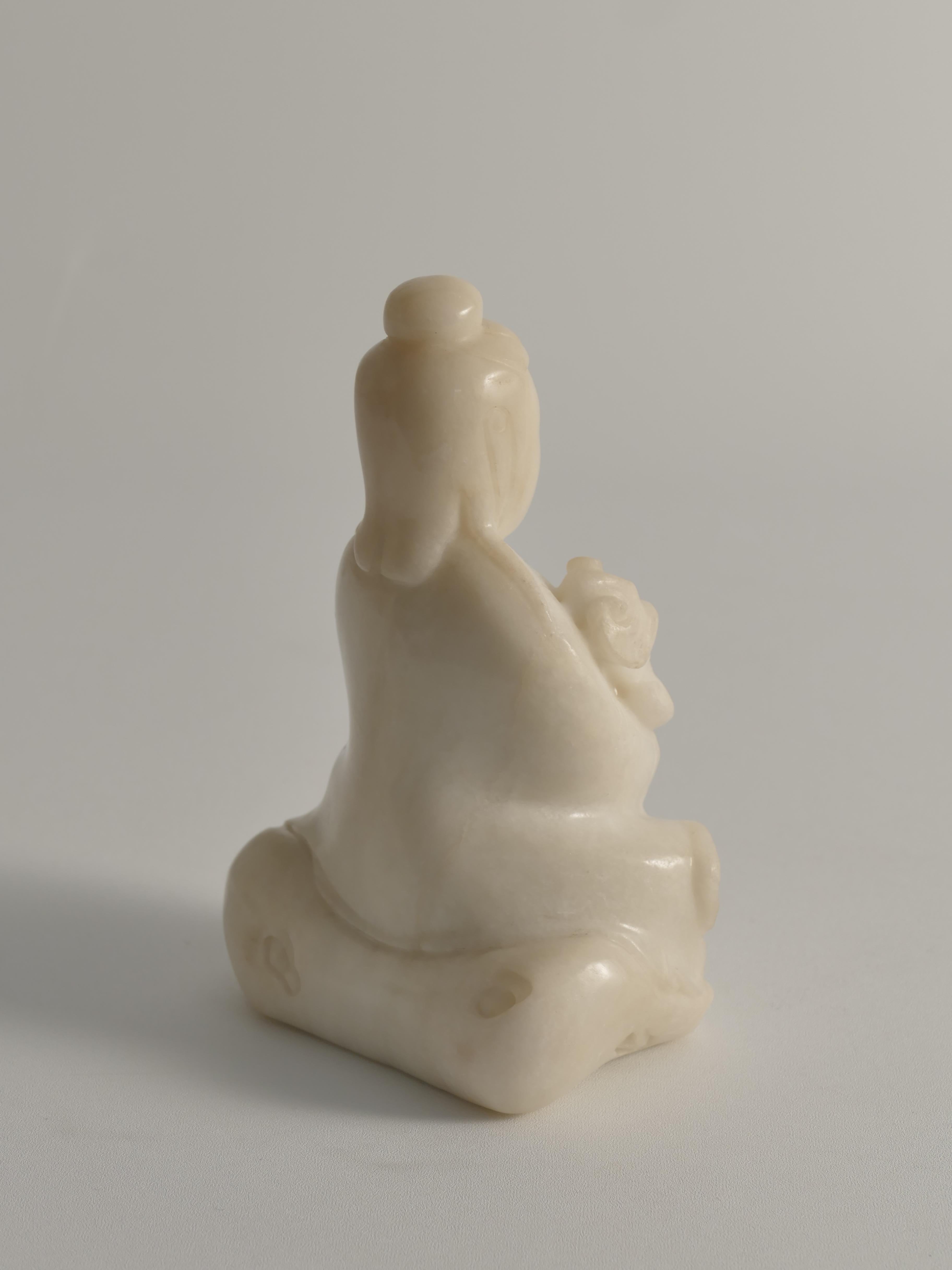 Handgeschnitzte weiße Alabasterfigur aus Guanyin, China, frühes 20. Jahrhundert im Angebot 3