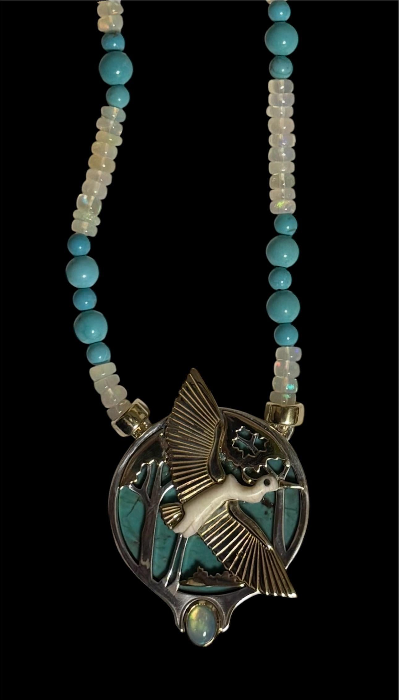 Handgeschnitzter Weißer Reiher, Opal & Türkis-Anhänger (Cabochon) im Angebot