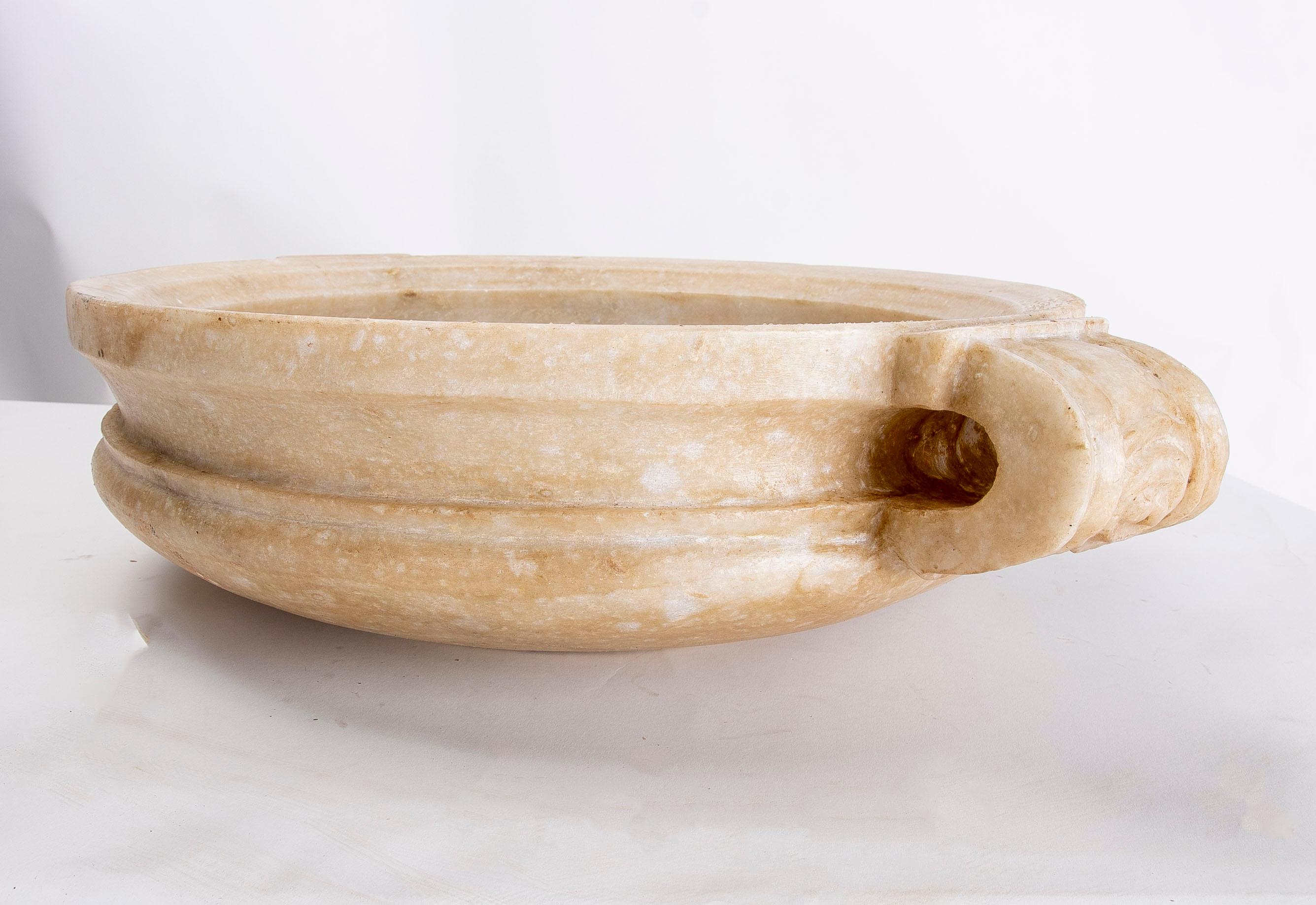 Dekorative handgeschnitzte Schale aus weißem Marmor in Form einessserolens mit Griff im Angebot 10