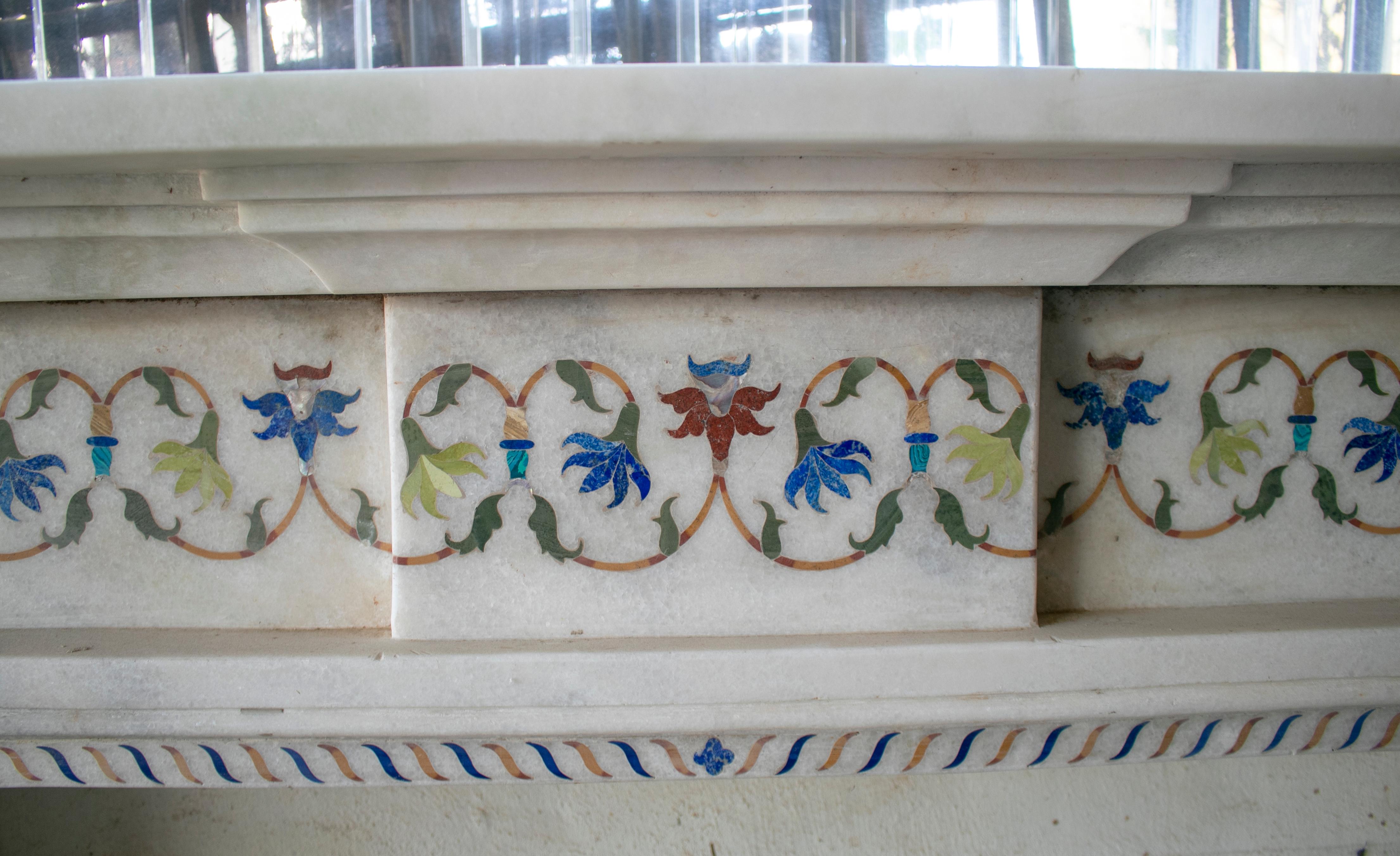 Hand Carved White Marble Fireplace Mantle with Pietre Dure Mosaic Inlay In Good Condition In Marbella, ES