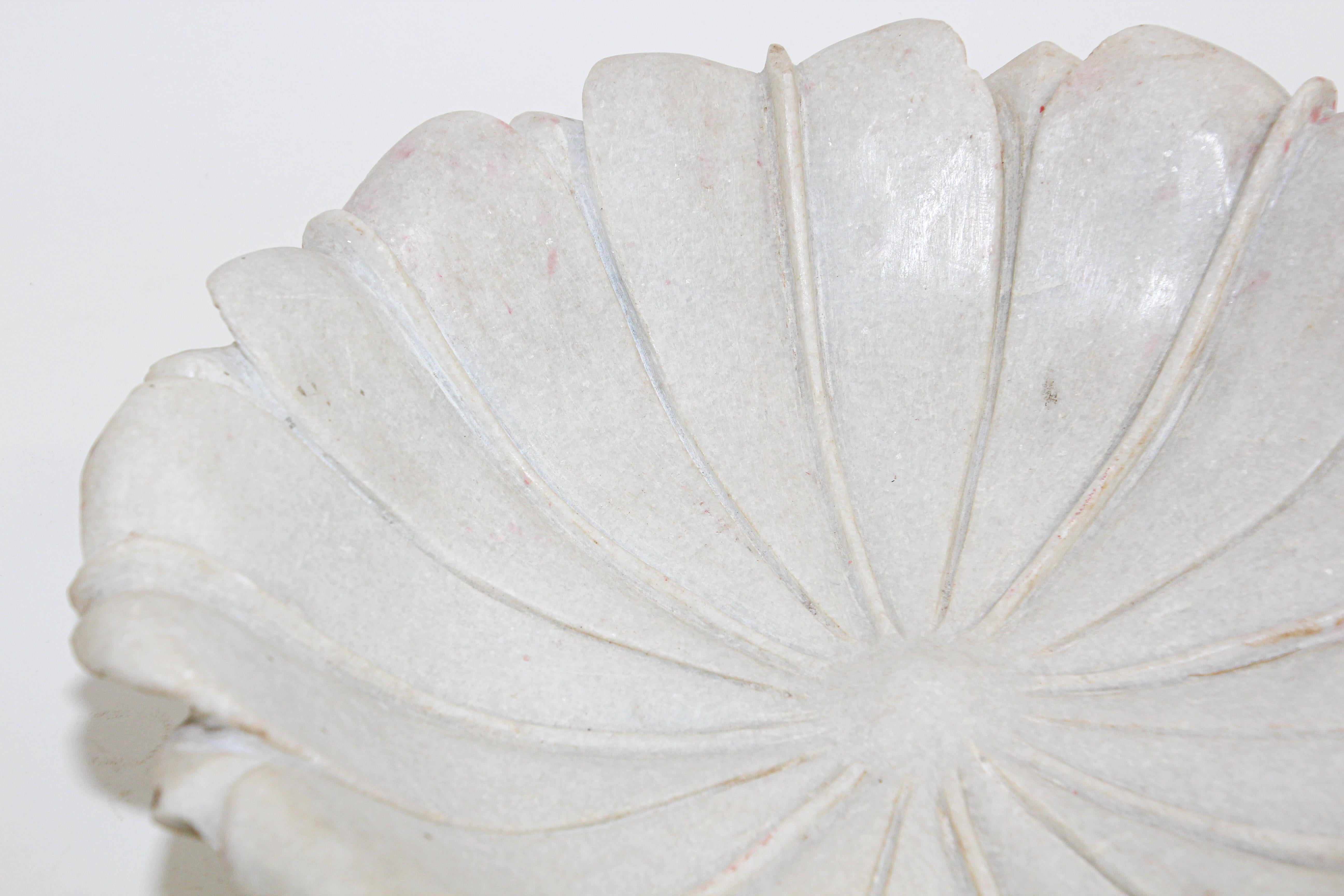 Lotus-Schale aus weißem Marmor in Form einer Blume, Indien, handgeschnitzt 6