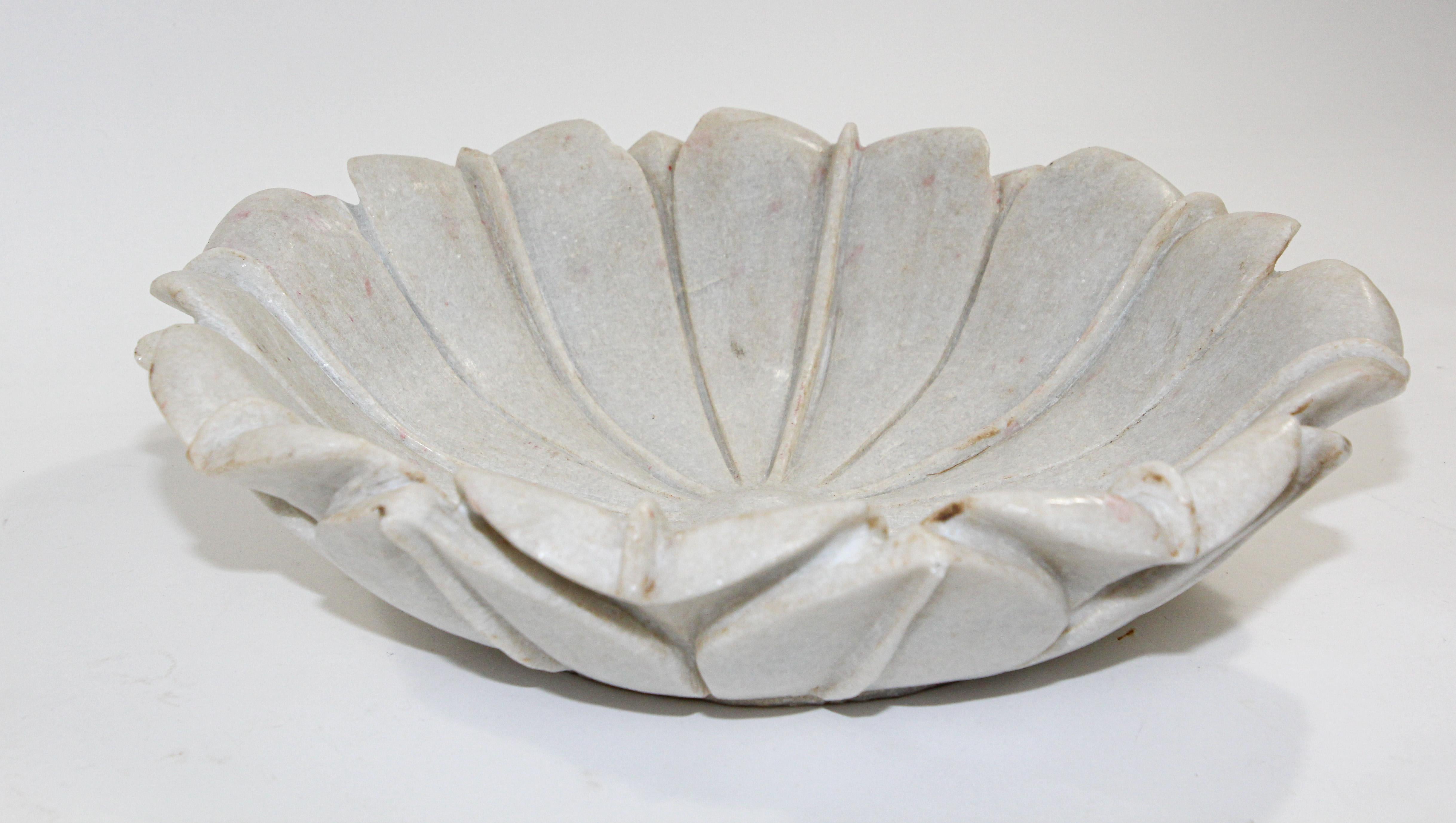 Lotus-Schale aus weißem Marmor in Form einer Blume, Indien, handgeschnitzt 7