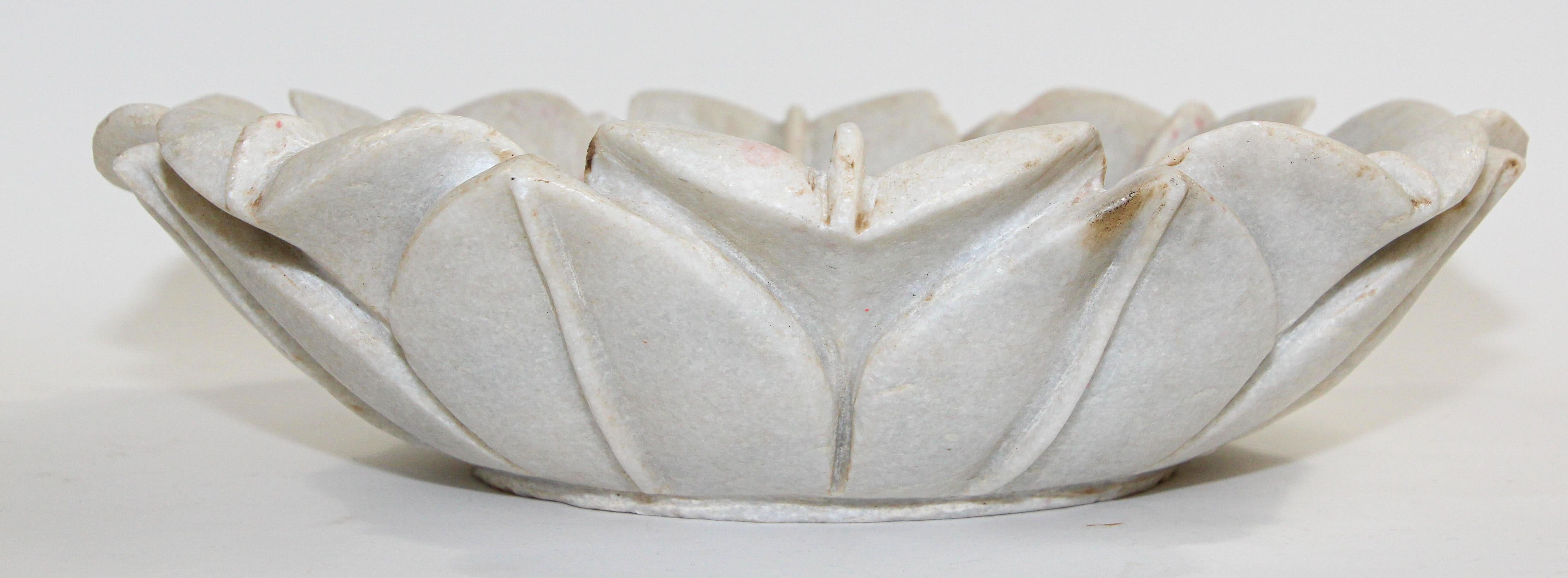 Hand-carved white white marble lotus flower shaped bowl.
This Indian decorative lotus plate has a polished warm finish.
Great decorative marble lotus bowl for a modern, Moorish or traditional style decor.
Indoor or outdoor decorative white marble