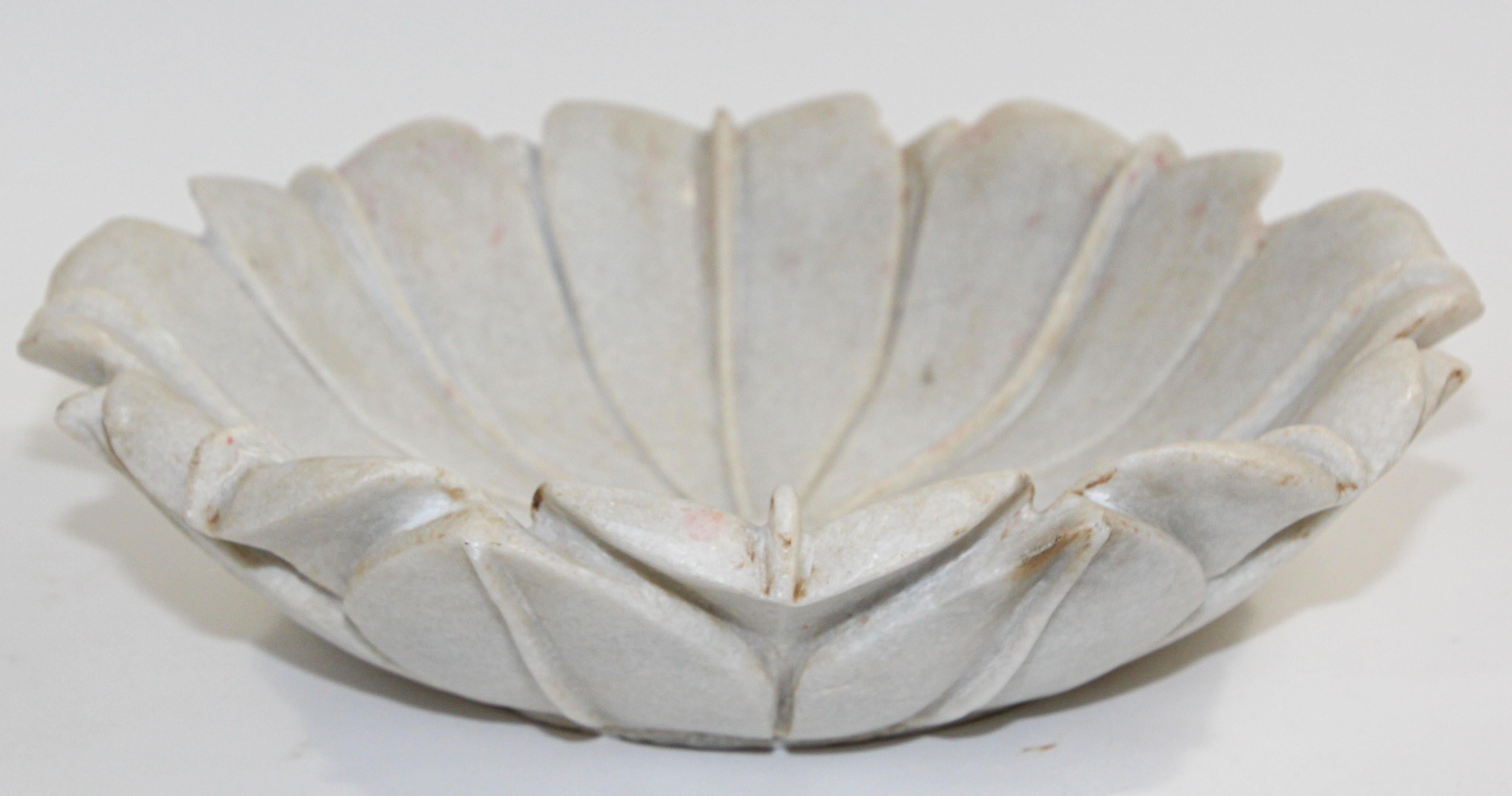 Lotus-Schale aus weißem Marmor in Form einer Blume, Indien, handgeschnitzt (Maurisch)