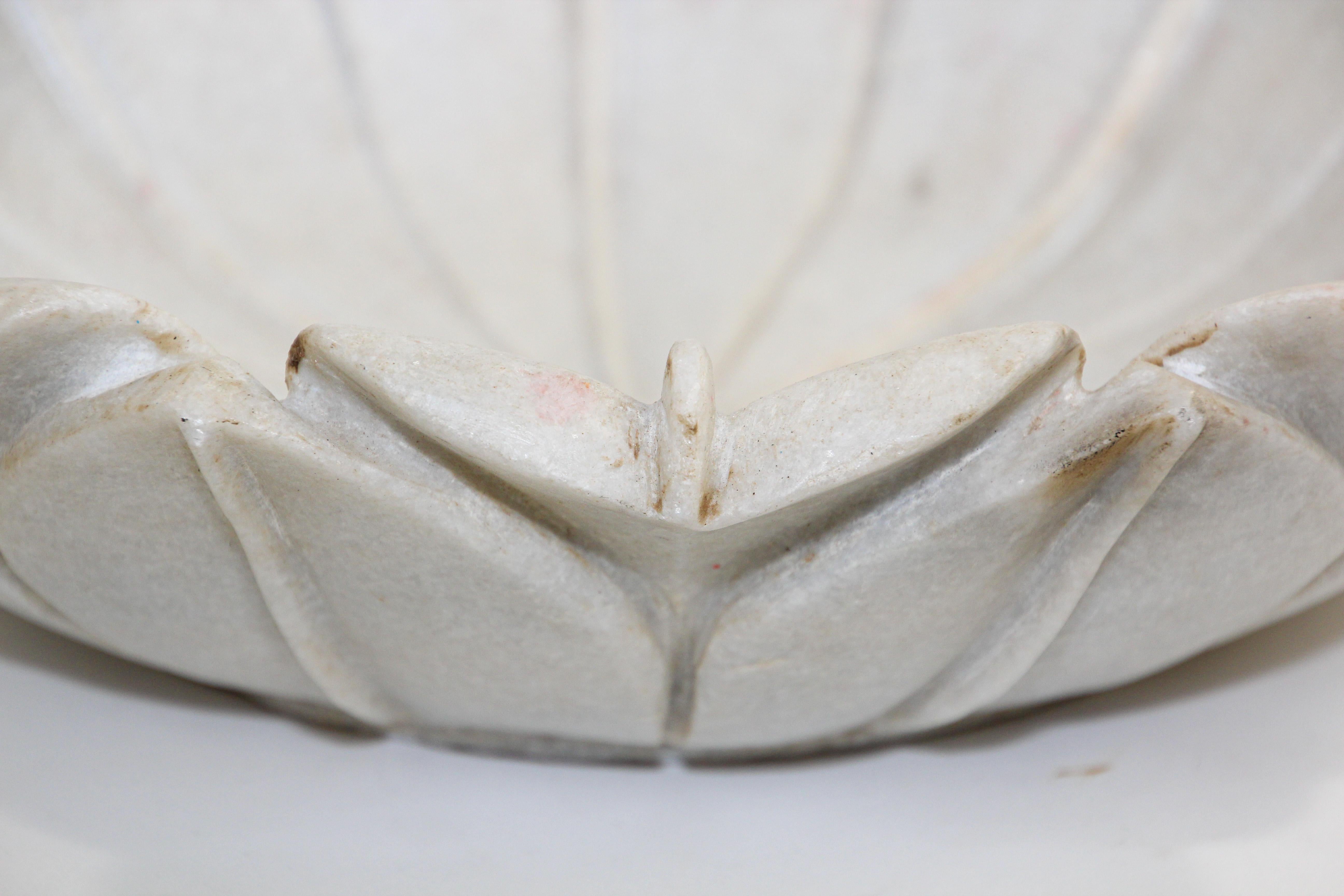 Lotus-Schale aus weißem Marmor in Form einer Blume, Indien, handgeschnitzt (Indisch)