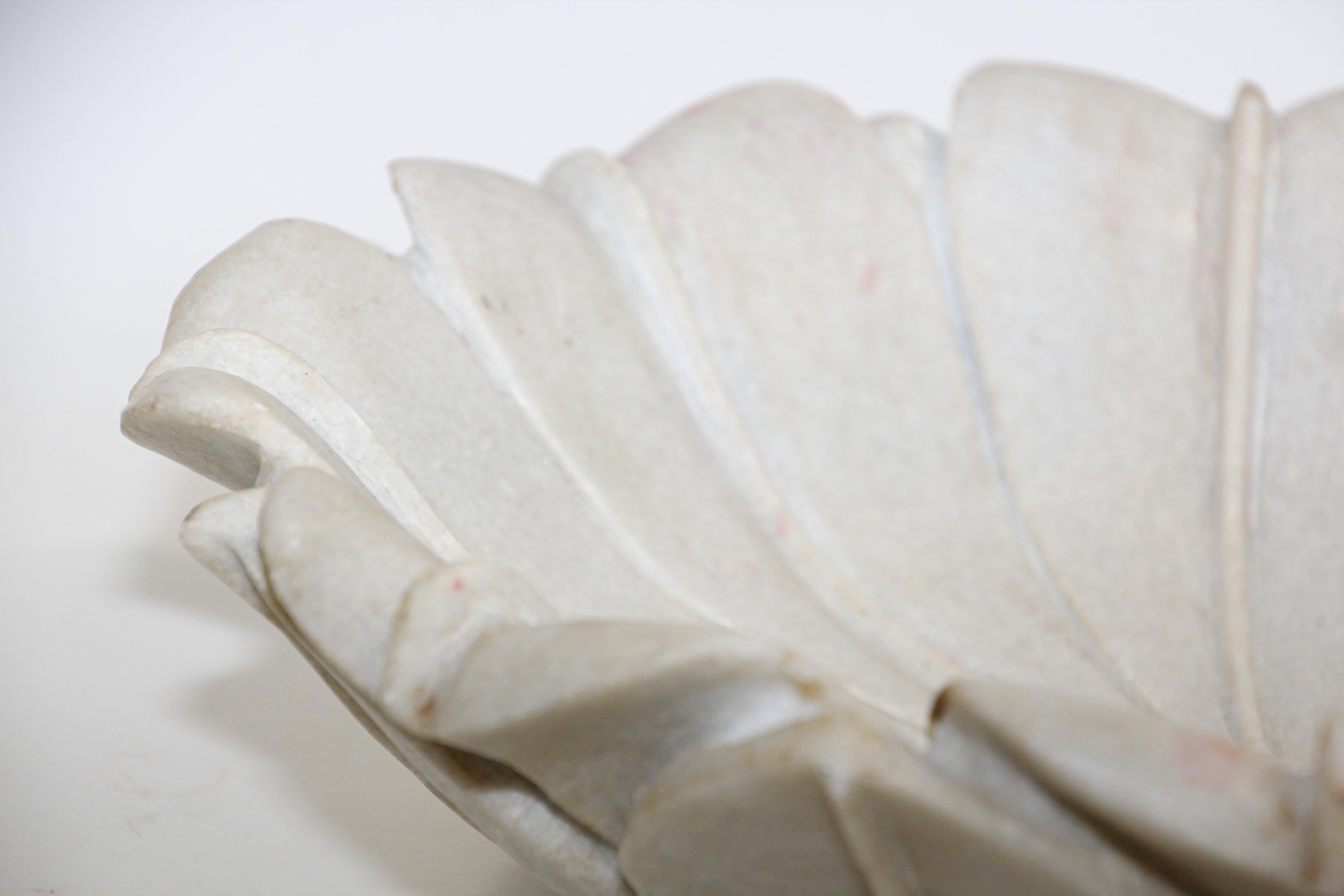 Lotus-Schale aus weißem Marmor in Form einer Blume, Indien, handgeschnitzt (Handgefertigt)
