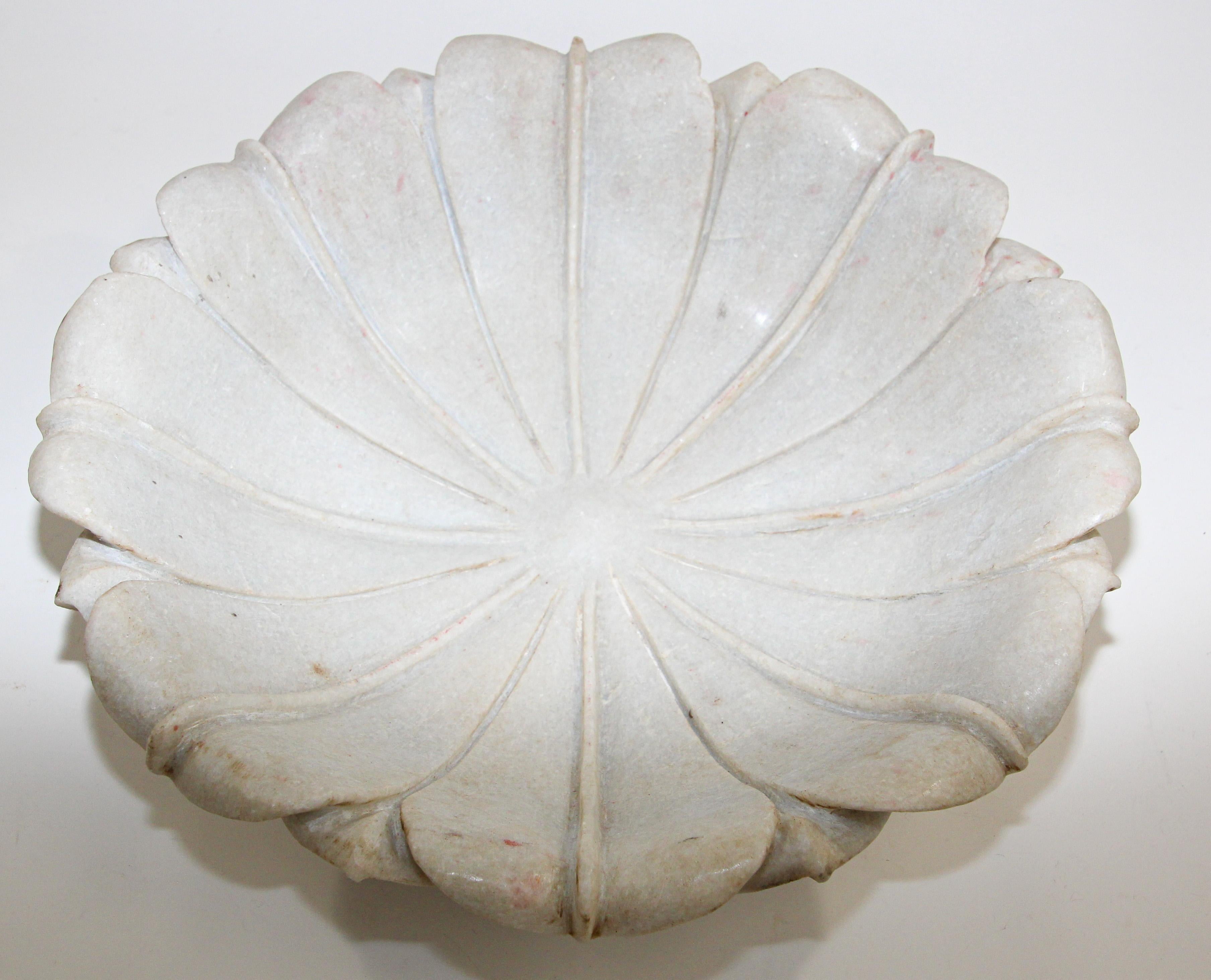 Hand-carved White Marble Flower Lotus Shaped Bowl India In Good Condition In North Hollywood, CA
