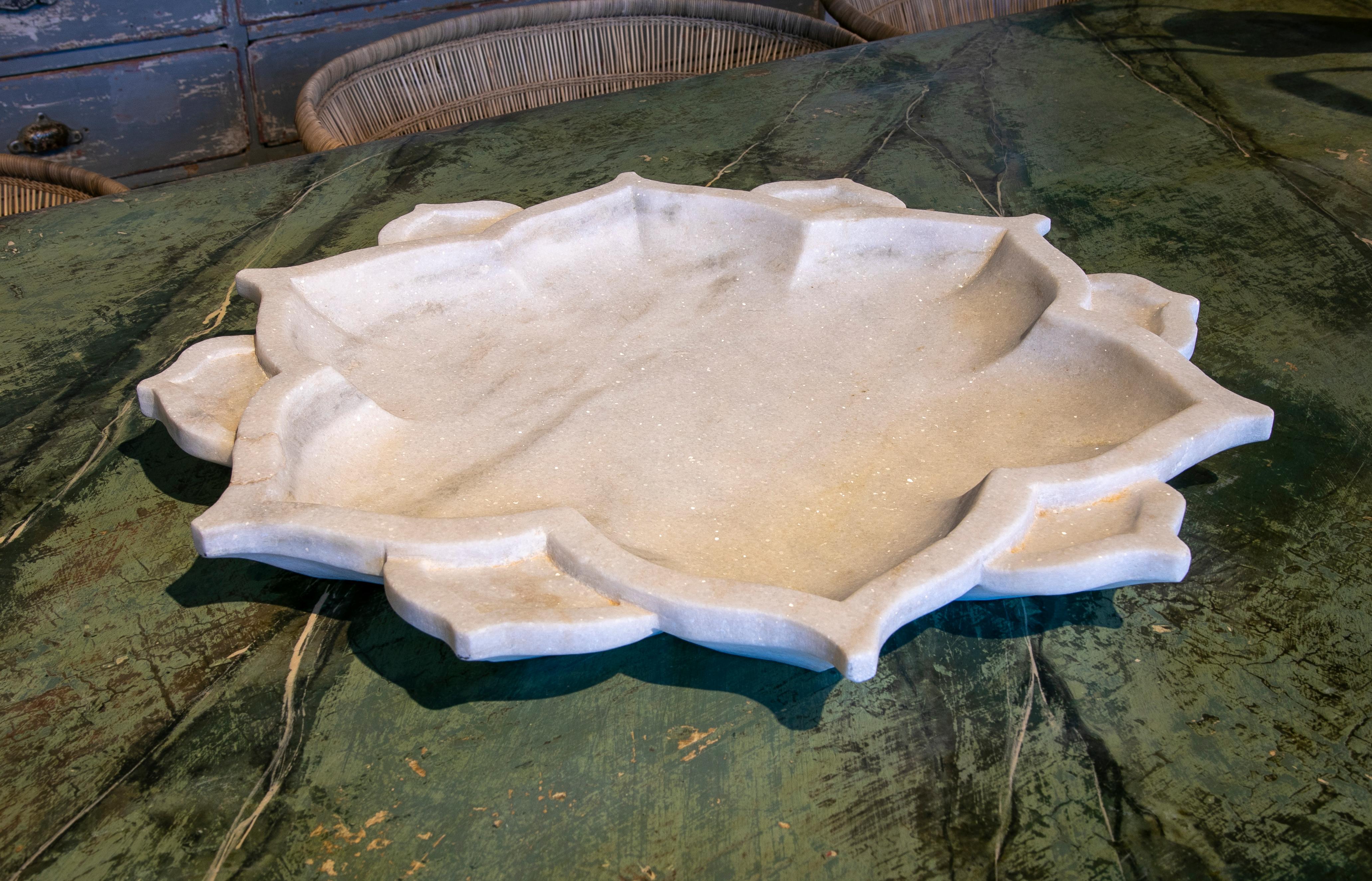 Hand-Carved White Marble Plate In Good Condition In Marbella, ES