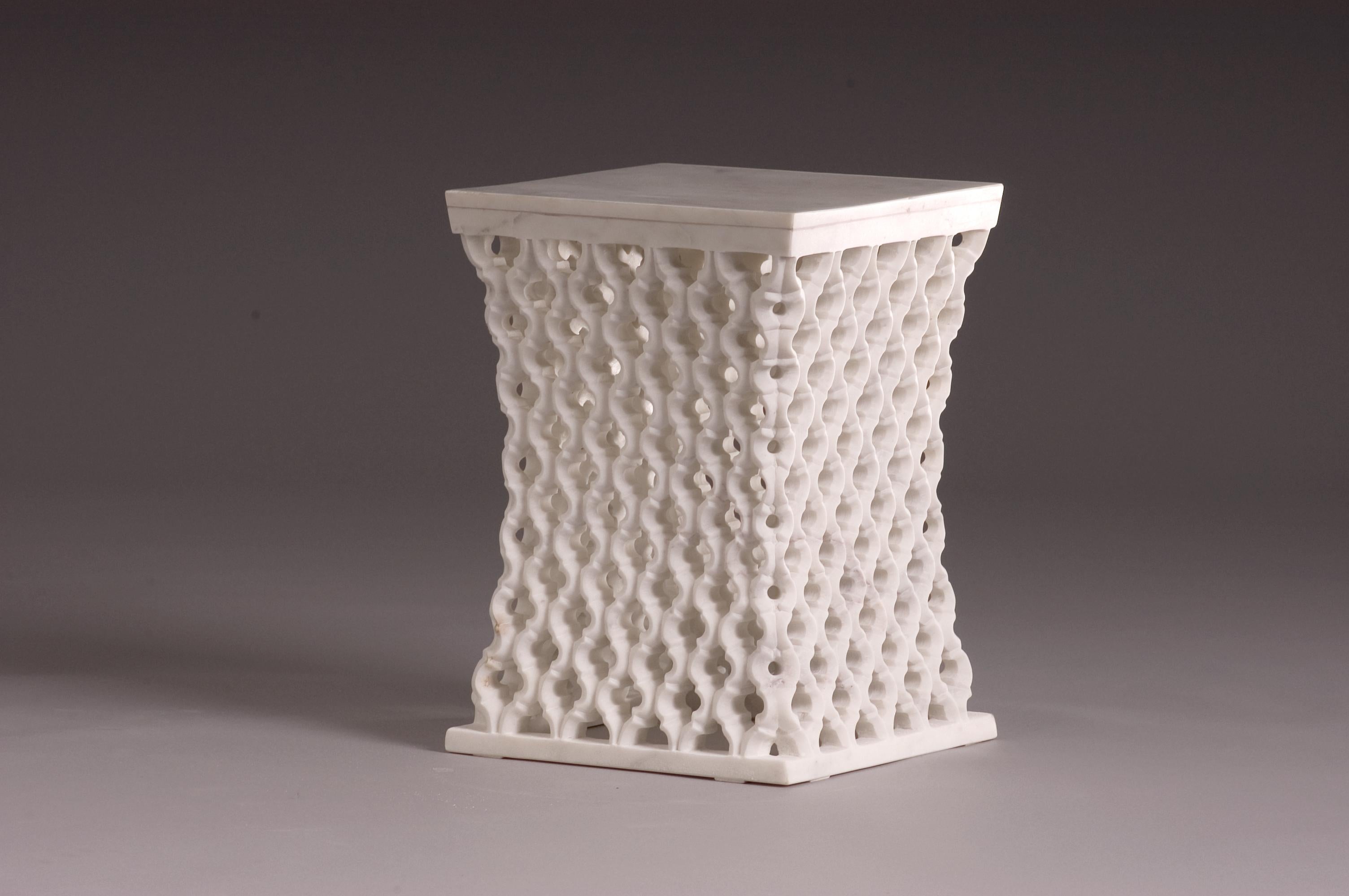 Moderner Beistelltisch oder Nachttisch aus weißem Marmor, handgeschnitzt von Paul Mathieu (21. Jahrhundert und zeitgenössisch) im Angebot