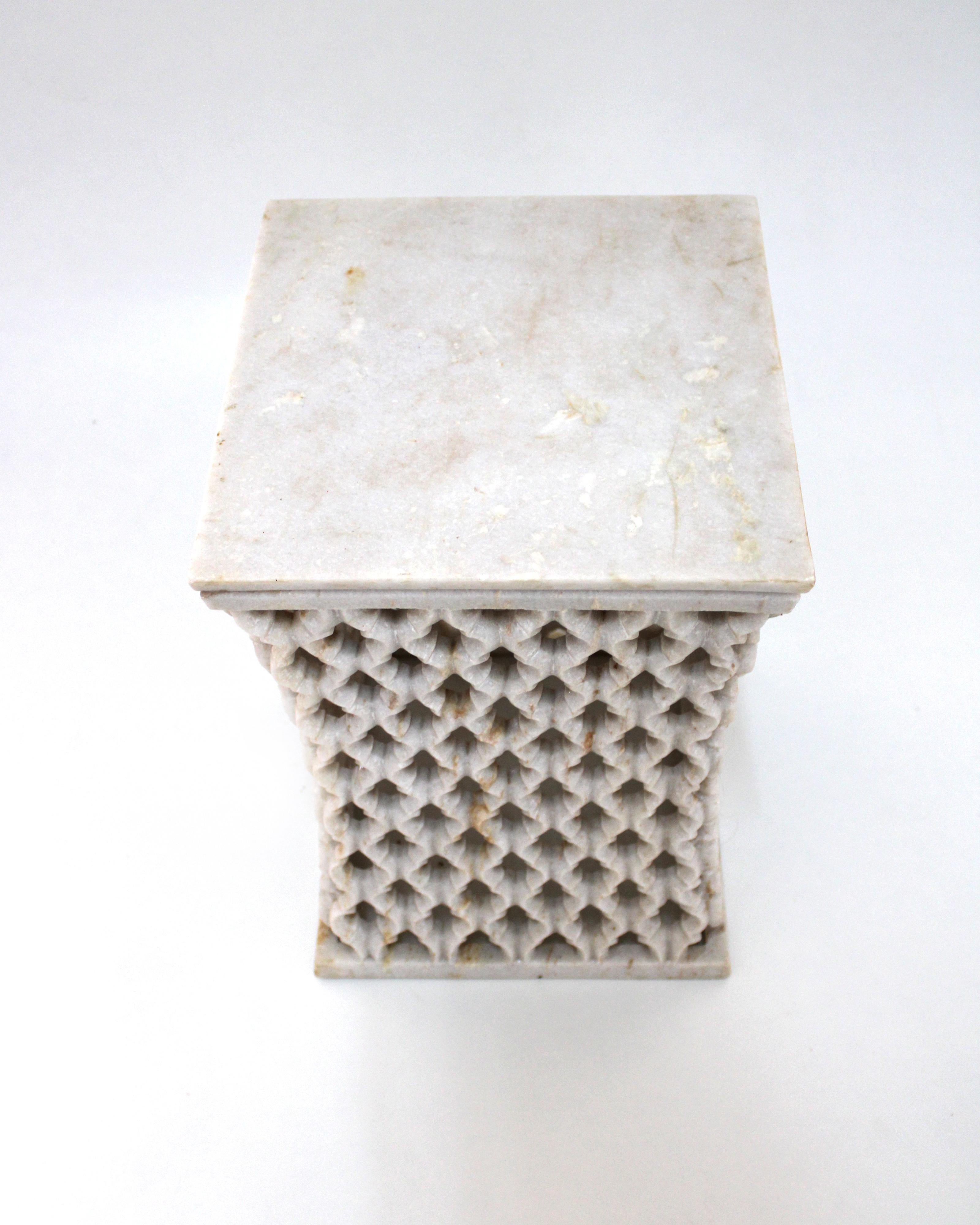 Moderner Beistelltisch oder Nachttisch aus weißem Marmor, handgeschnitzt von Paul Mathieu (Indisch) im Angebot