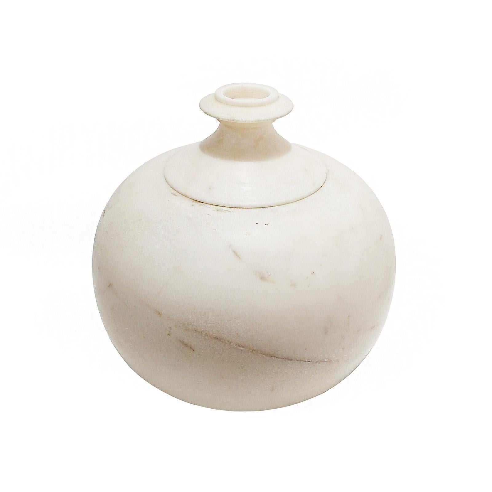 Handgeschnitzte Vase aus weißem Marmor, spätes 20. Jahrhundert im Angebot 3