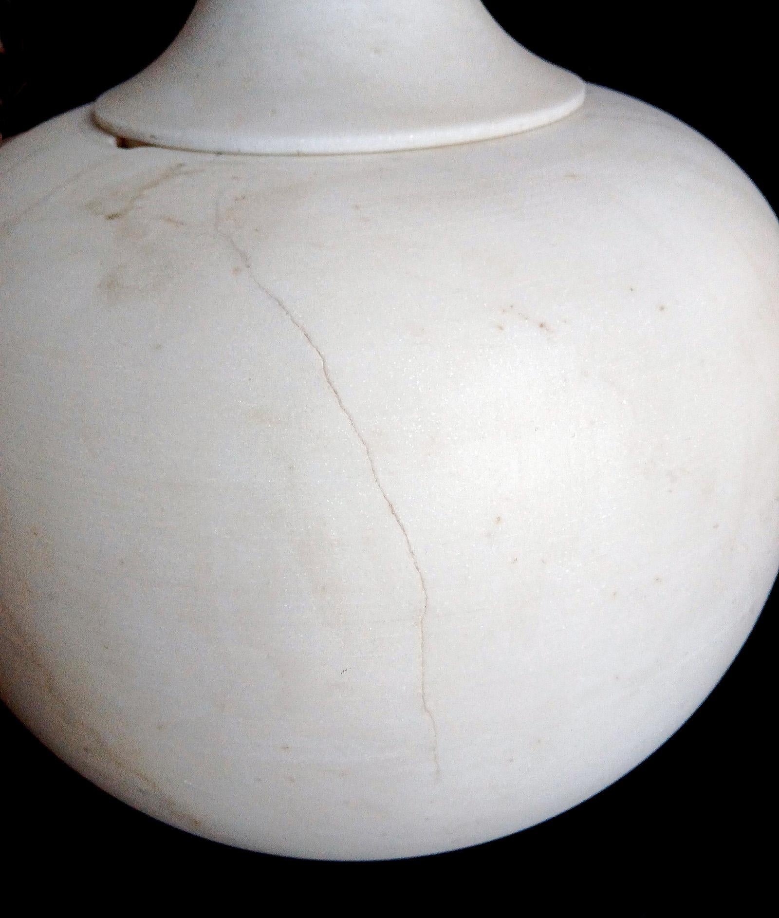 Handgeschnitzte Vase aus weißem Marmor, 28 Zoll hoch, spätes 20. Jahrhundert im Angebot 4