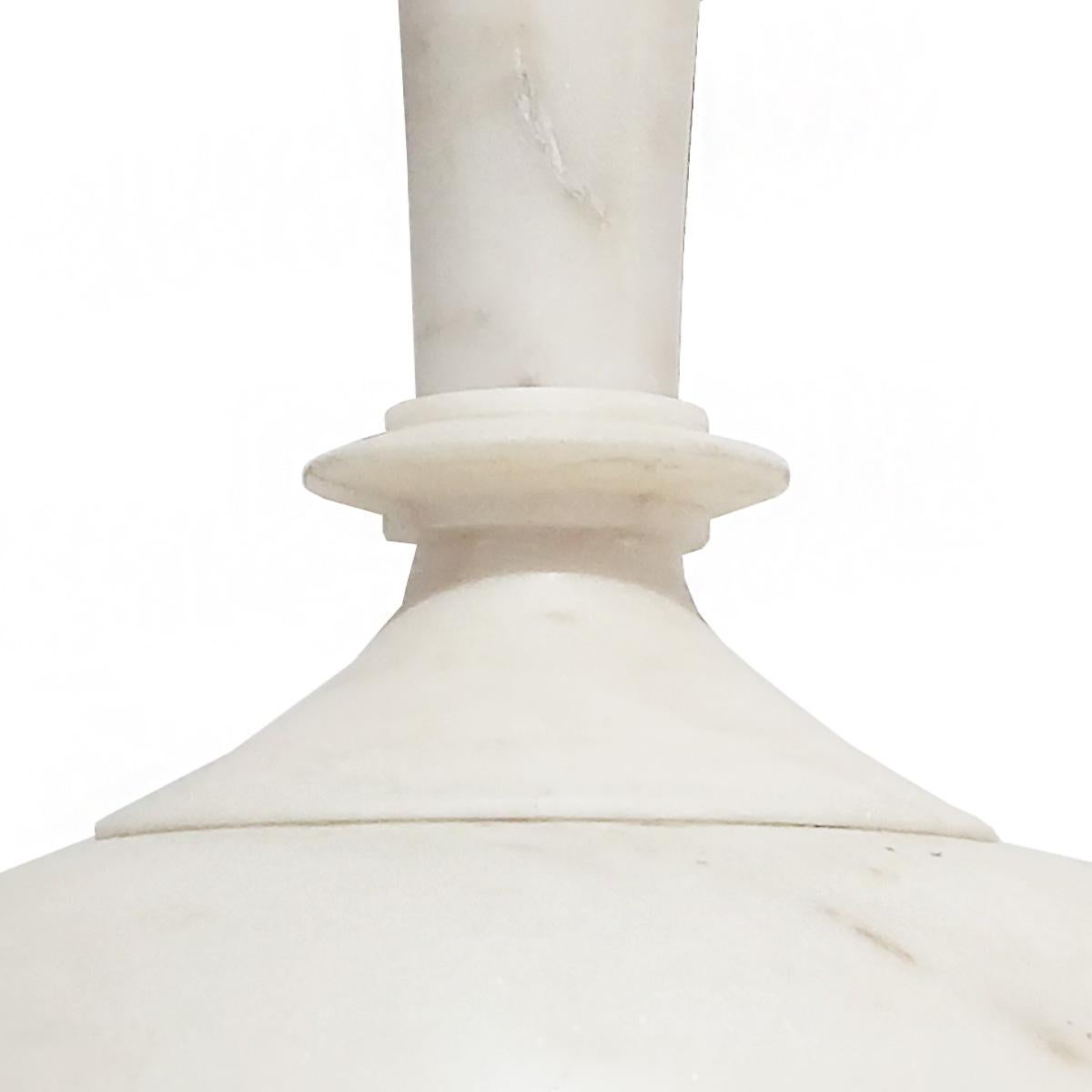 Handgeschnitzte Vase aus weißem Marmor, spätes 20. Jahrhundert im Angebot 5