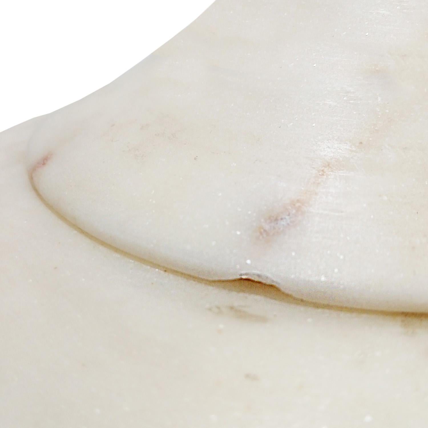 Handgeschnitzte Vase aus weißem Marmor, spätes 20. Jahrhundert im Angebot 6