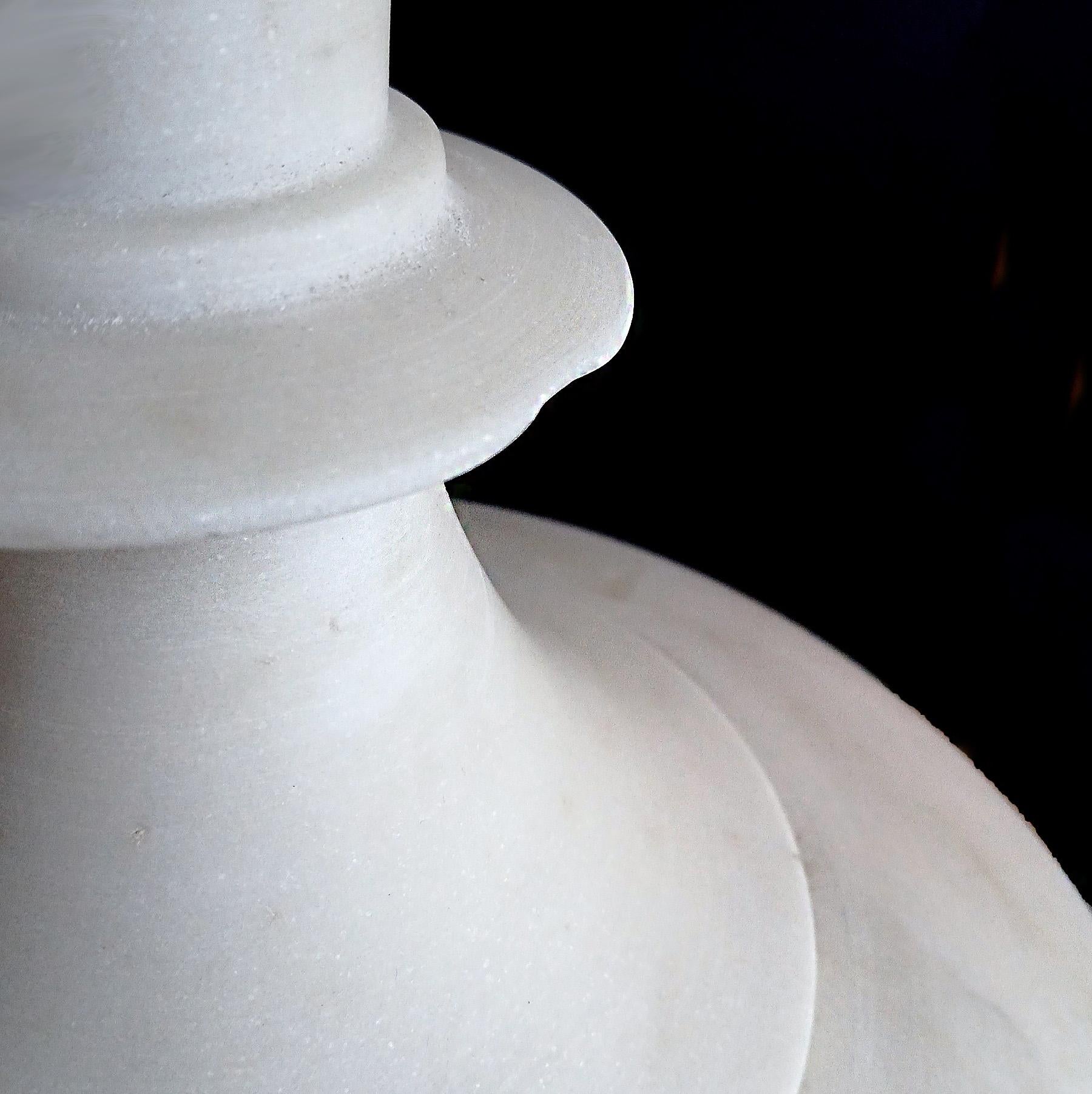 Handgeschnitzte Vase aus weißem Marmor, 28 Zoll hoch, spätes 20. Jahrhundert im Angebot 6