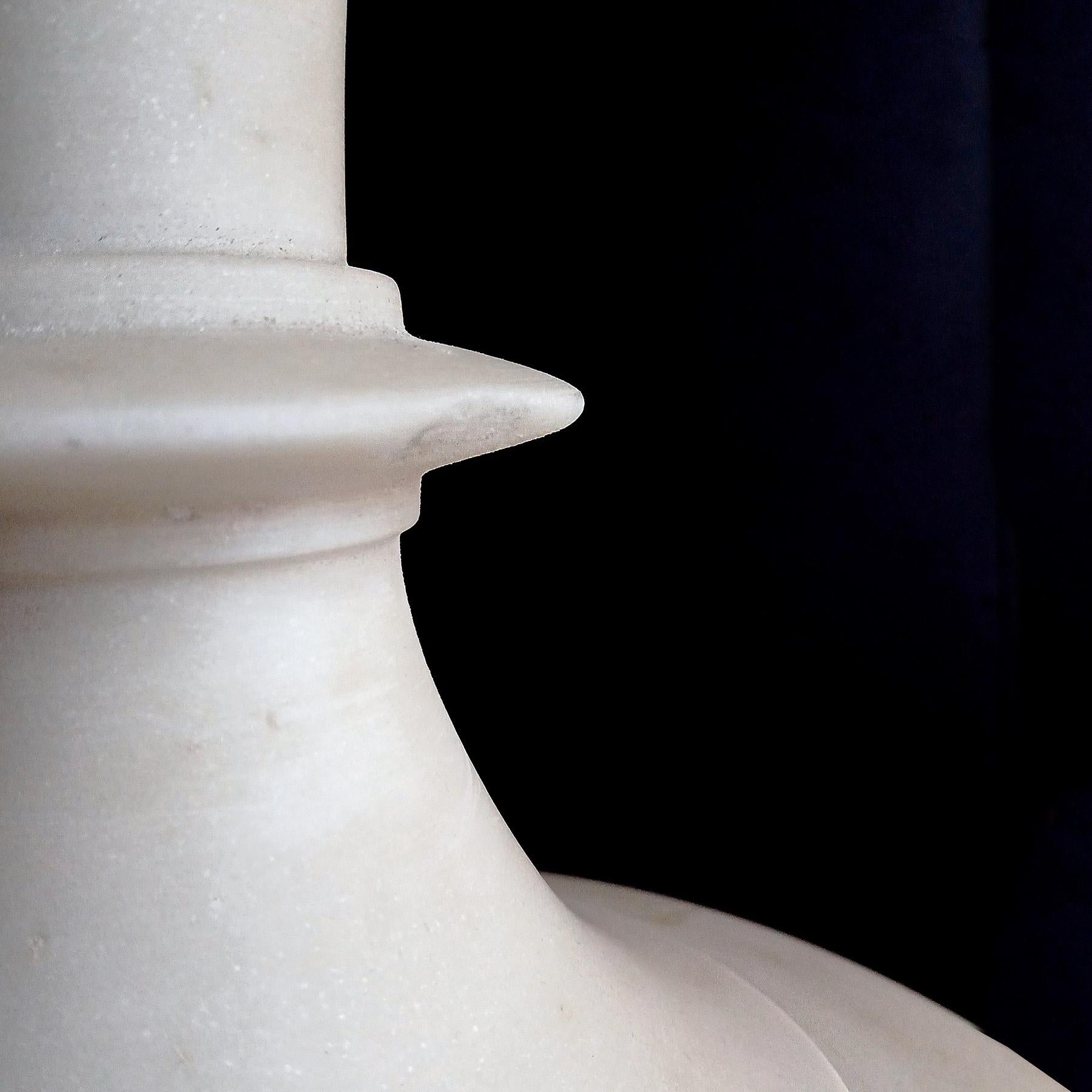 Handgeschnitzte Vase aus weißem Marmor, 28 Zoll hoch, spätes 20. Jahrhundert im Angebot 7