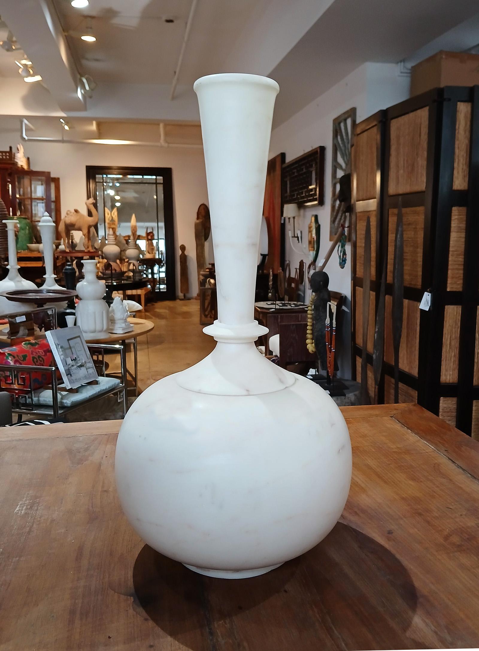 Handgeschnitzte Vase aus weißem Marmor, spätes 20. Jahrhundert im Angebot 8