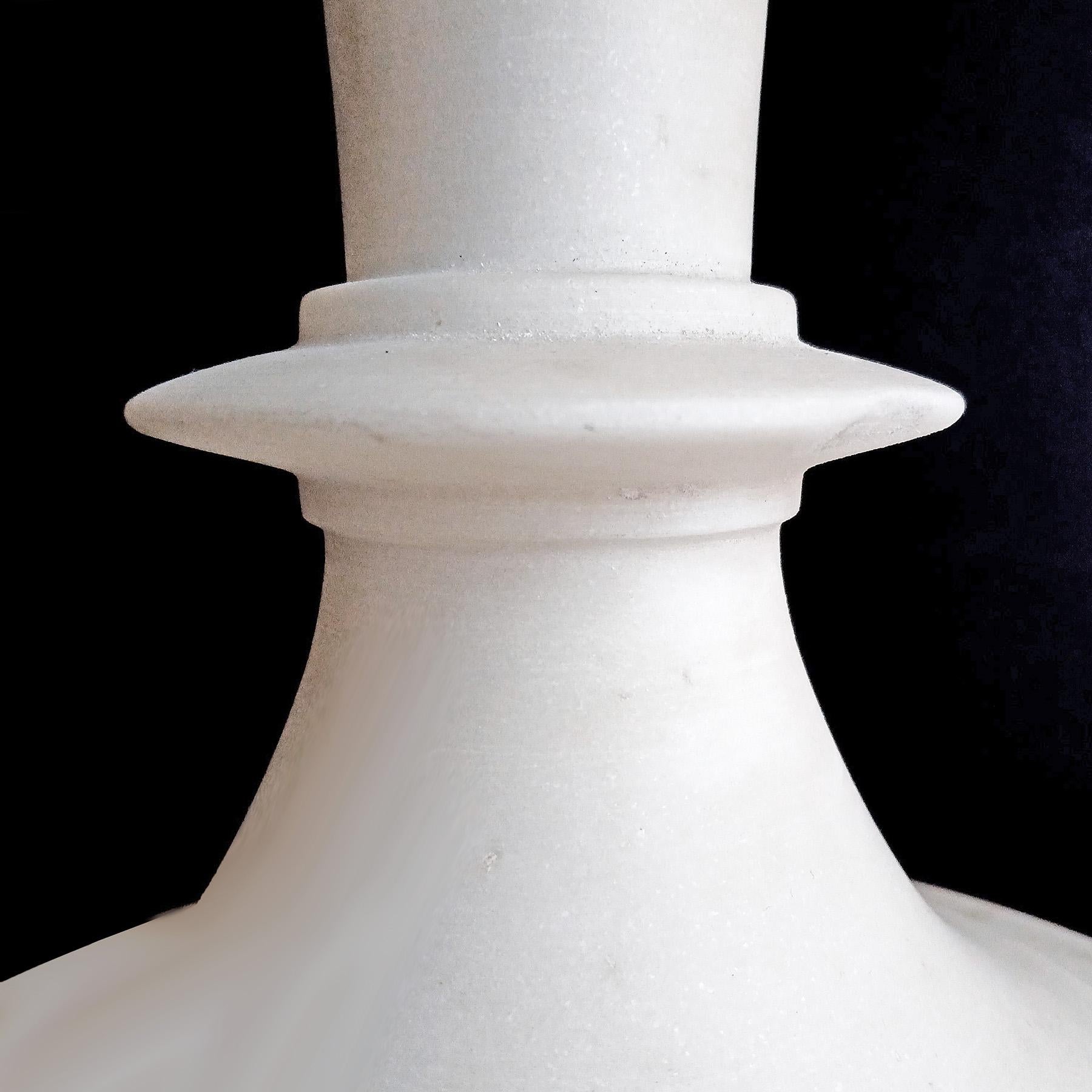 Handgeschnitzte Vase aus weißem Marmor, 28 Zoll hoch, spätes 20. Jahrhundert im Angebot 8