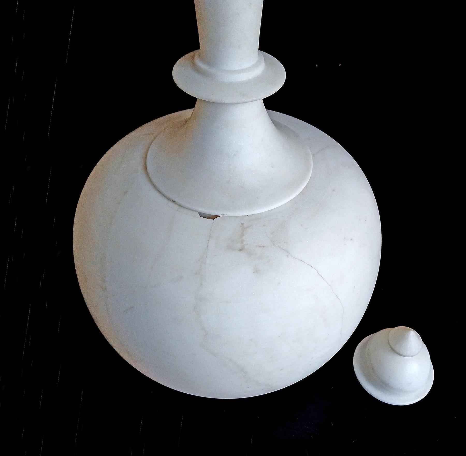 Handgeschnitzte Vase aus weißem Marmor, 28 Zoll hoch, spätes 20. Jahrhundert im Angebot 9
