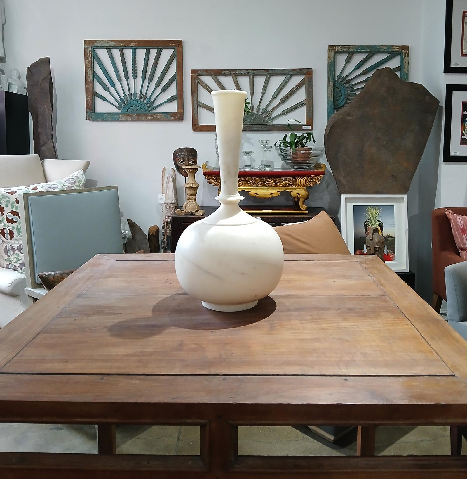 Handgeschnitzte Vase aus weißem Marmor, spätes 20. Jahrhundert im Angebot 9