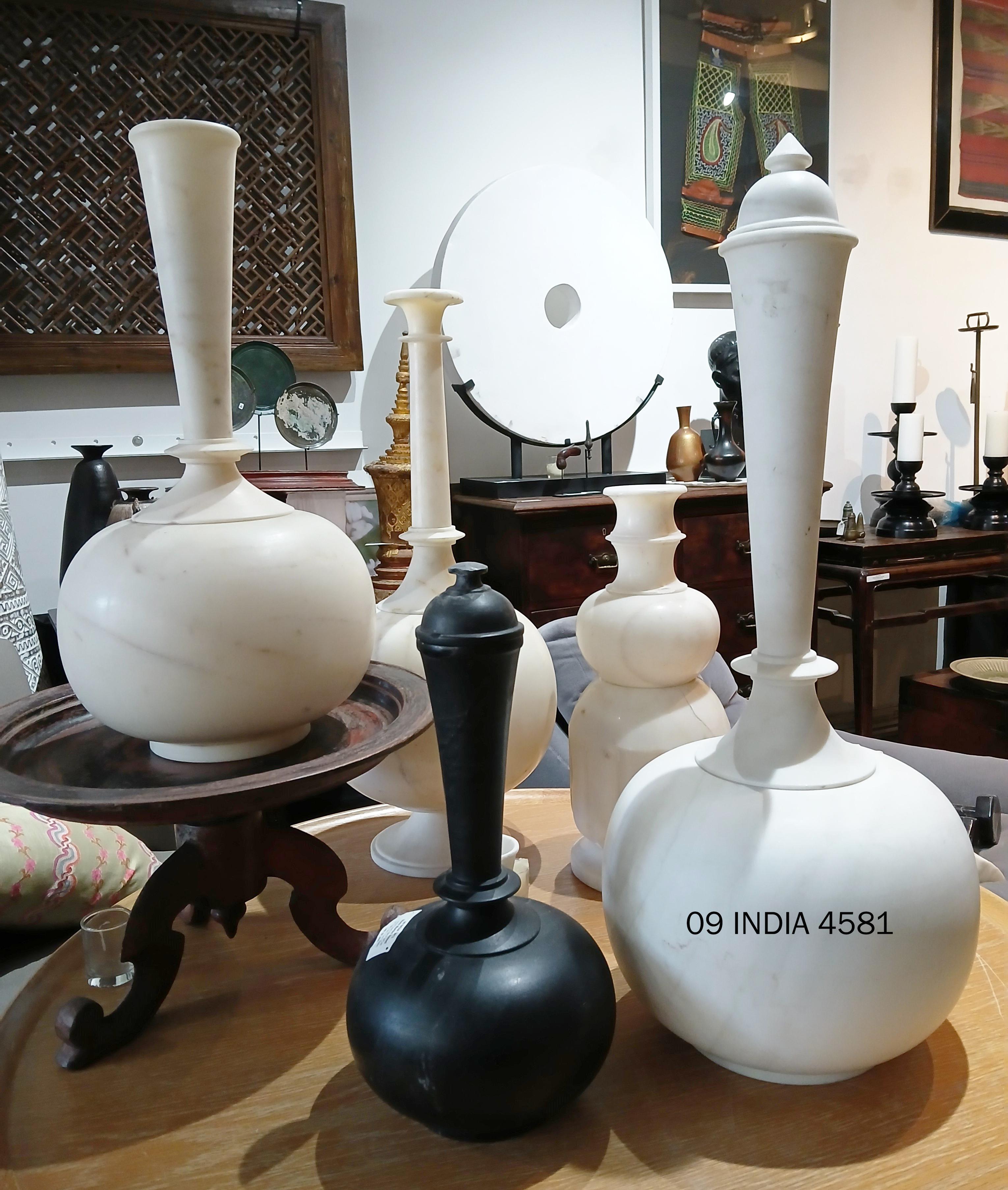 Handgeschnitzte Vase aus weißem Marmor, 28 Zoll hoch, spätes 20. Jahrhundert im Angebot 12