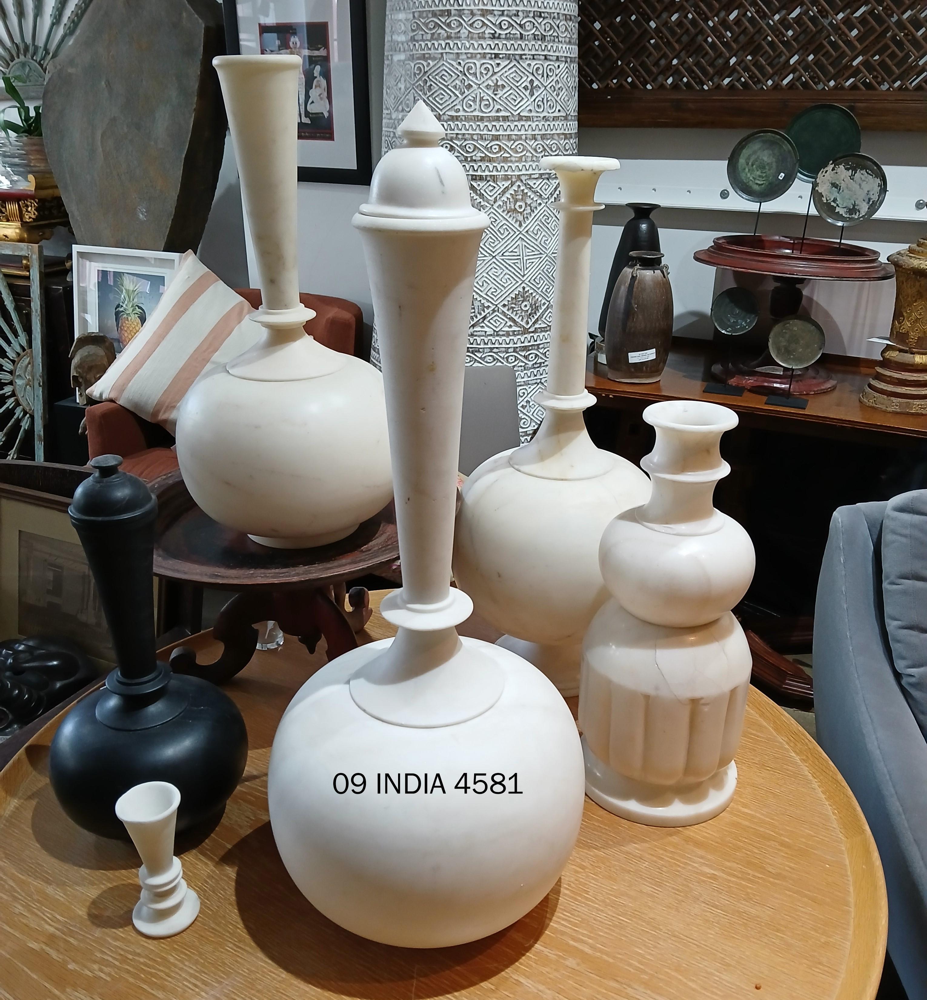 Handgeschnitzte Vase aus weißem Marmor, 28 Zoll hoch, spätes 20. Jahrhundert im Angebot 13