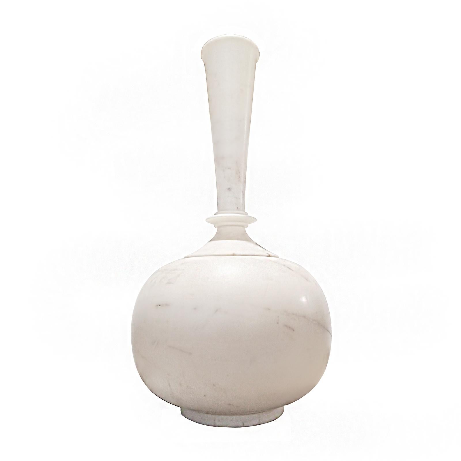 Eine Vase aus weißem Marmor, handgeschnitzt in Indien, um 1960. 

23 Zoll hoch, etwa 12 Zoll Durchmesser. Geriffelter Hals. Saubere, einfache, elegante Linien. Die Vase besteht aus drei separaten Teilen: Die runde Basis, die für breite