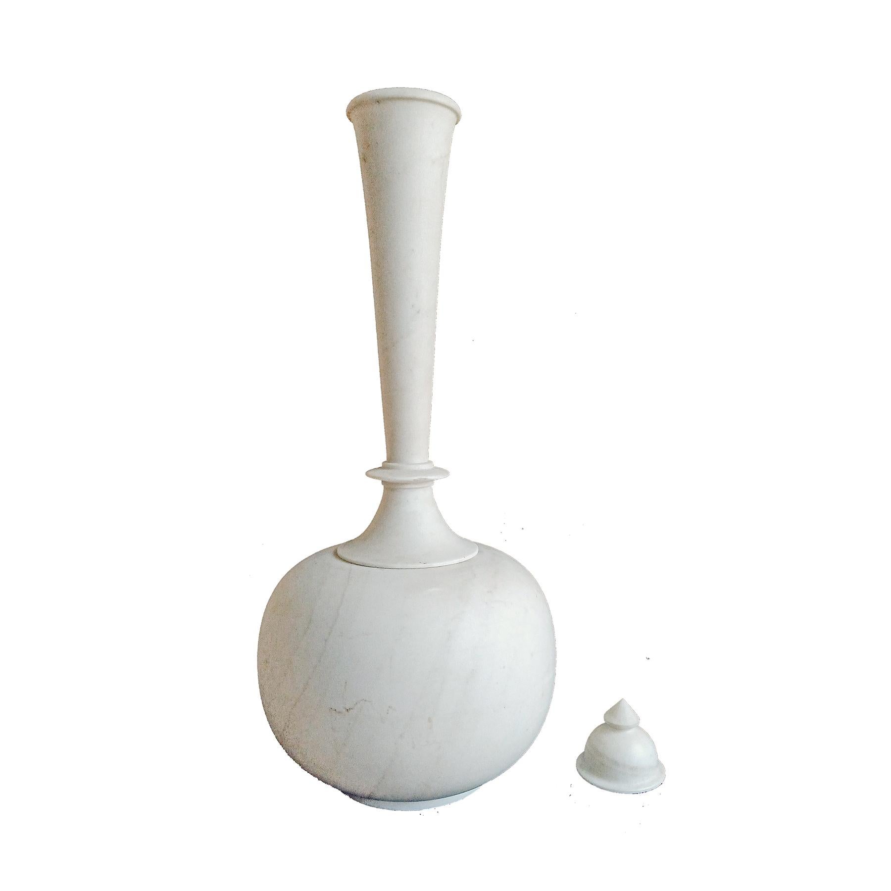 Eine große Vase aus weißem Marmor, handgeschnitzt in Indien, um 1960. 

28 Zoll hoch, etwa 13 Zoll Durchmesser. Geriffelter Hals. Saubere, einfache, elegante Linien. Die Vase besteht aus drei separaten Teilen: Die runde Basis, die für breite