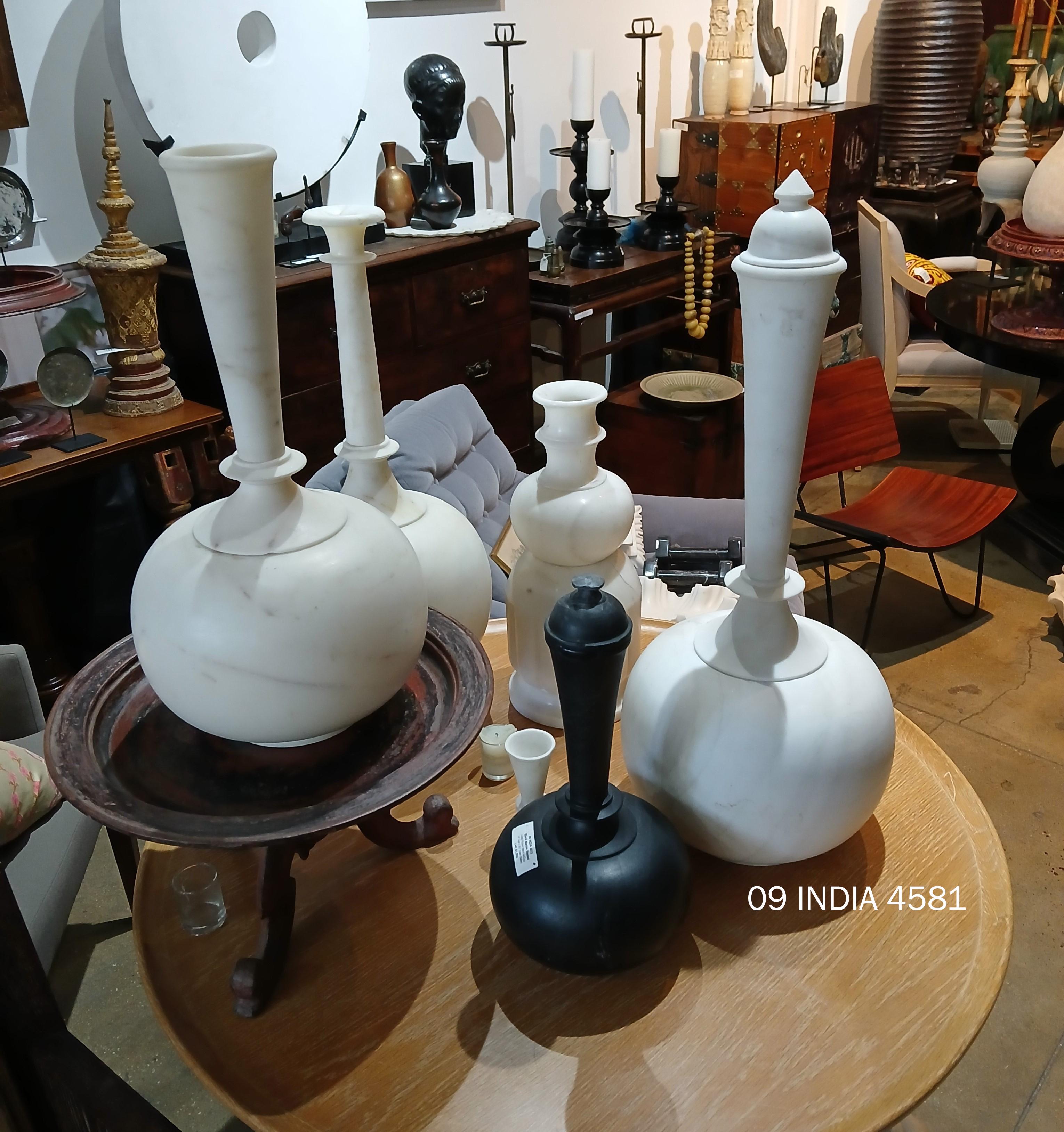 Handgeschnitzte Vase aus weißem Marmor, 28 Zoll hoch, spätes 20. Jahrhundert im Angebot 14