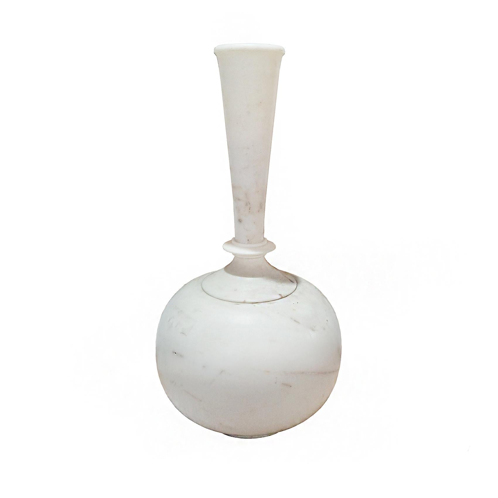 Handgeschnitzte Vase aus weißem Marmor, spätes 20. Jahrhundert (Anglo-indisch) im Angebot