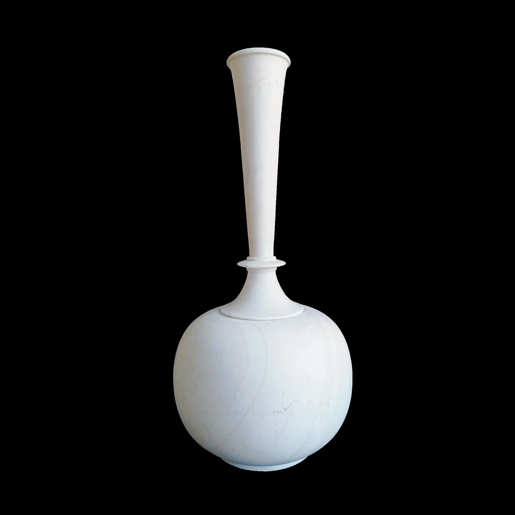 Handgeschnitzte Vase aus weißem Marmor, 28 Zoll hoch, spätes 20. Jahrhundert (Anglo-indisch) im Angebot