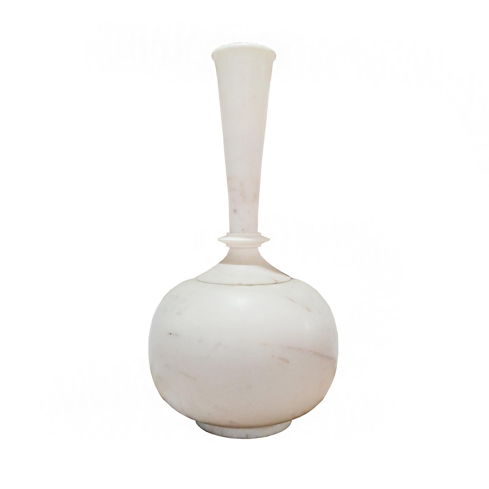 Handgeschnitzte Vase aus weißem Marmor, spätes 20. Jahrhundert (Indisch) im Angebot