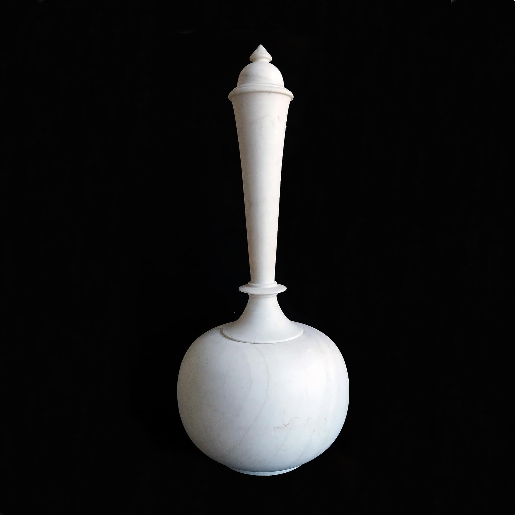 Handgeschnitzte Vase aus weißem Marmor, 28 Zoll hoch, spätes 20. Jahrhundert (Indisch) im Angebot