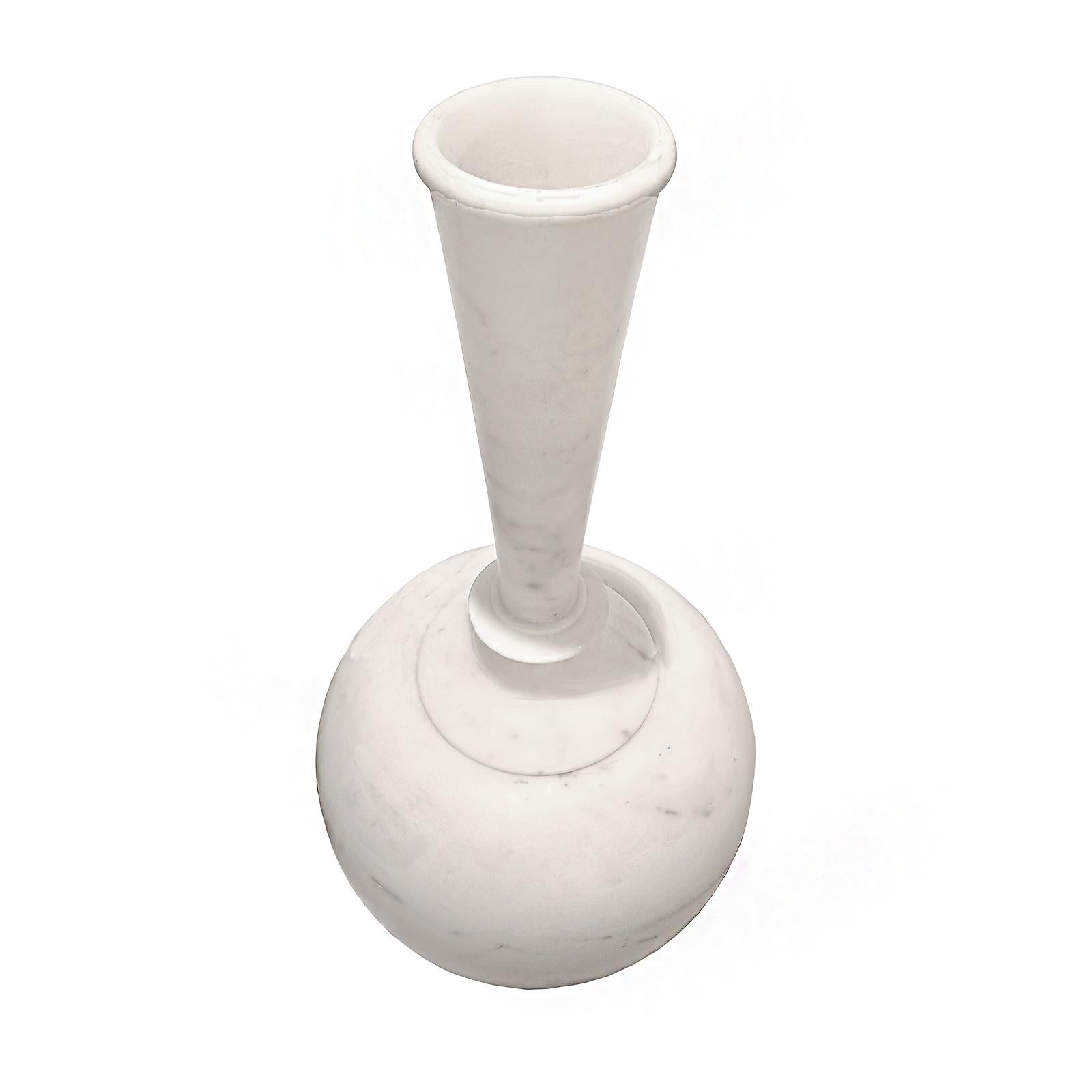 Handgeschnitzte Vase aus weißem Marmor, spätes 20. Jahrhundert im Zustand „Gut“ im Angebot in New York, NY