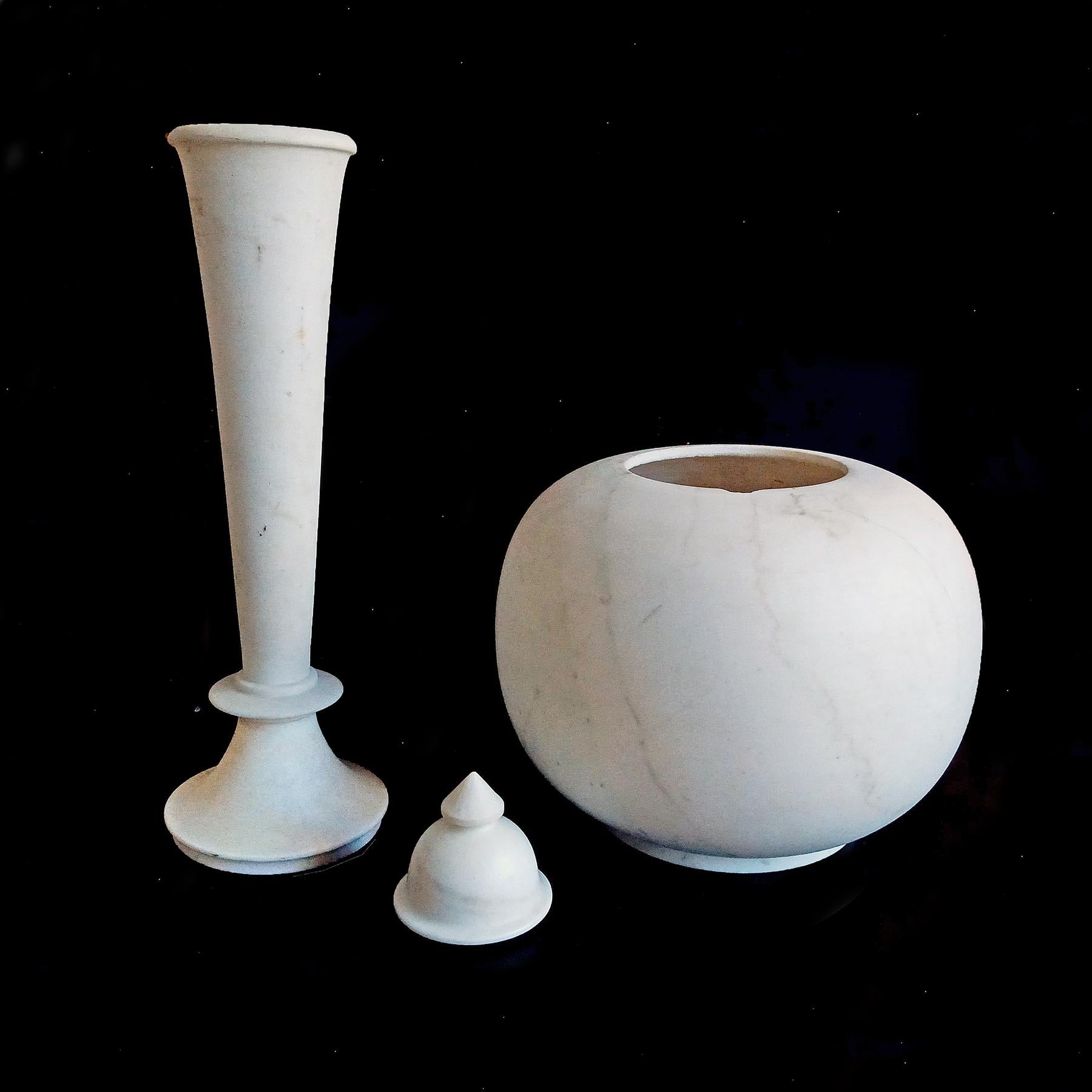 Handgeschnitzte Vase aus weißem Marmor, 28 Zoll hoch, spätes 20. Jahrhundert im Zustand „Relativ gut“ im Angebot in New York, NY