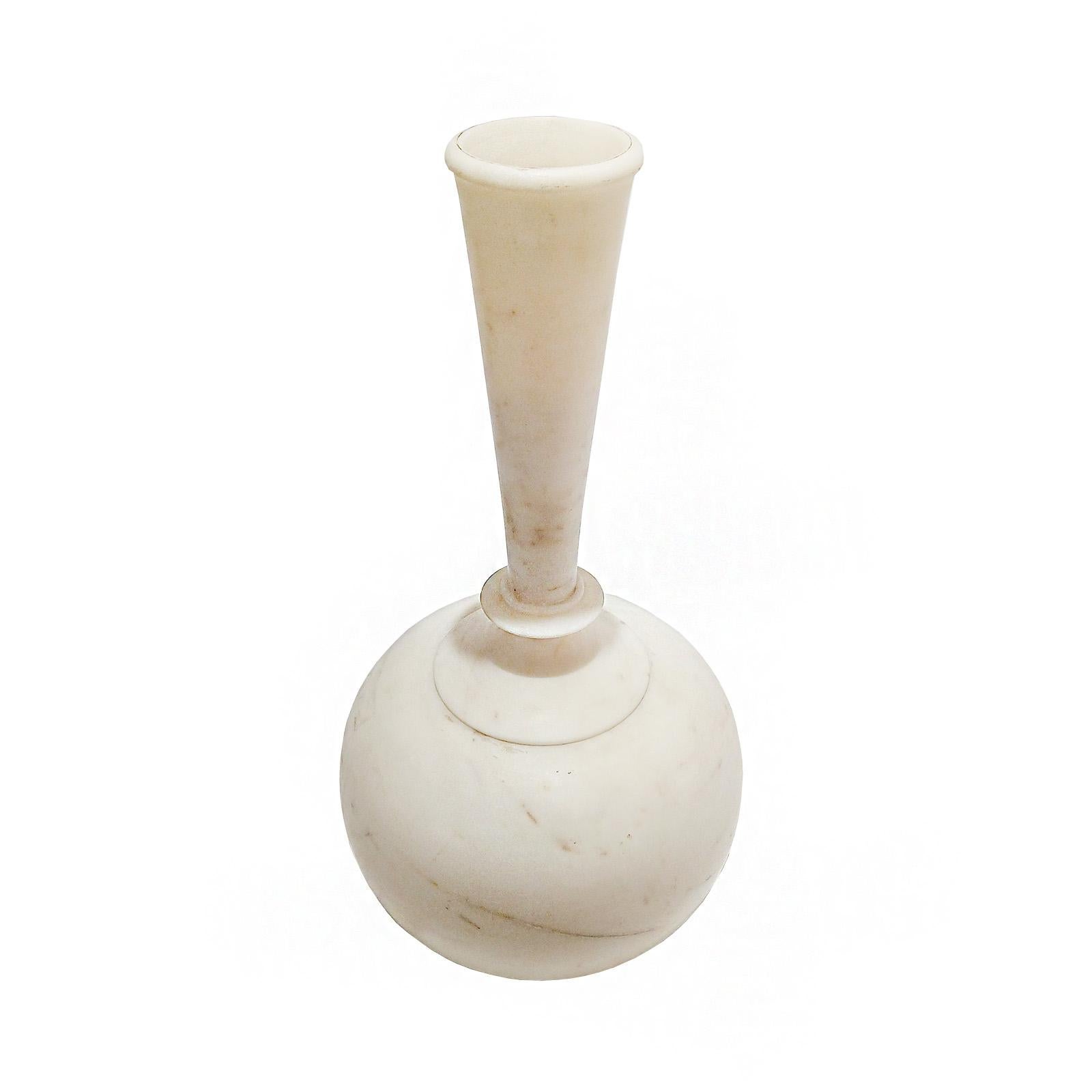 Handgeschnitzte Vase aus weißem Marmor, spätes 20. Jahrhundert im Angebot 4