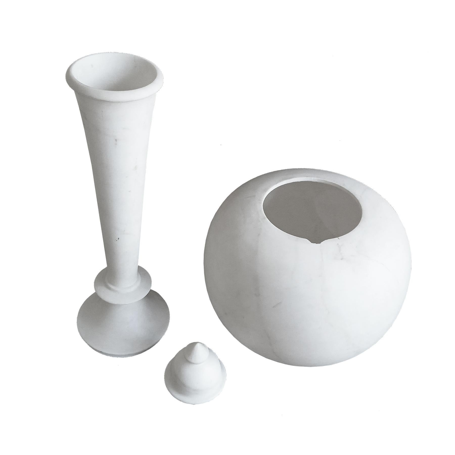 Handgeschnitzte Vase aus weißem Marmor, 28 Zoll hoch, spätes 20. Jahrhundert (Mitte des 20. Jahrhunderts) im Angebot