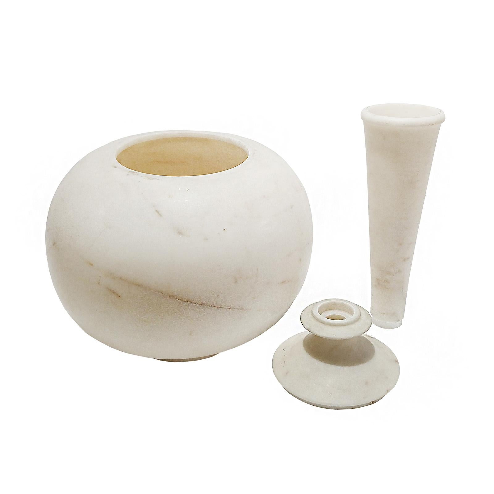 Handgeschnitzte Vase aus weißem Marmor, spätes 20. Jahrhundert (Mitte des 20. Jahrhunderts) im Angebot