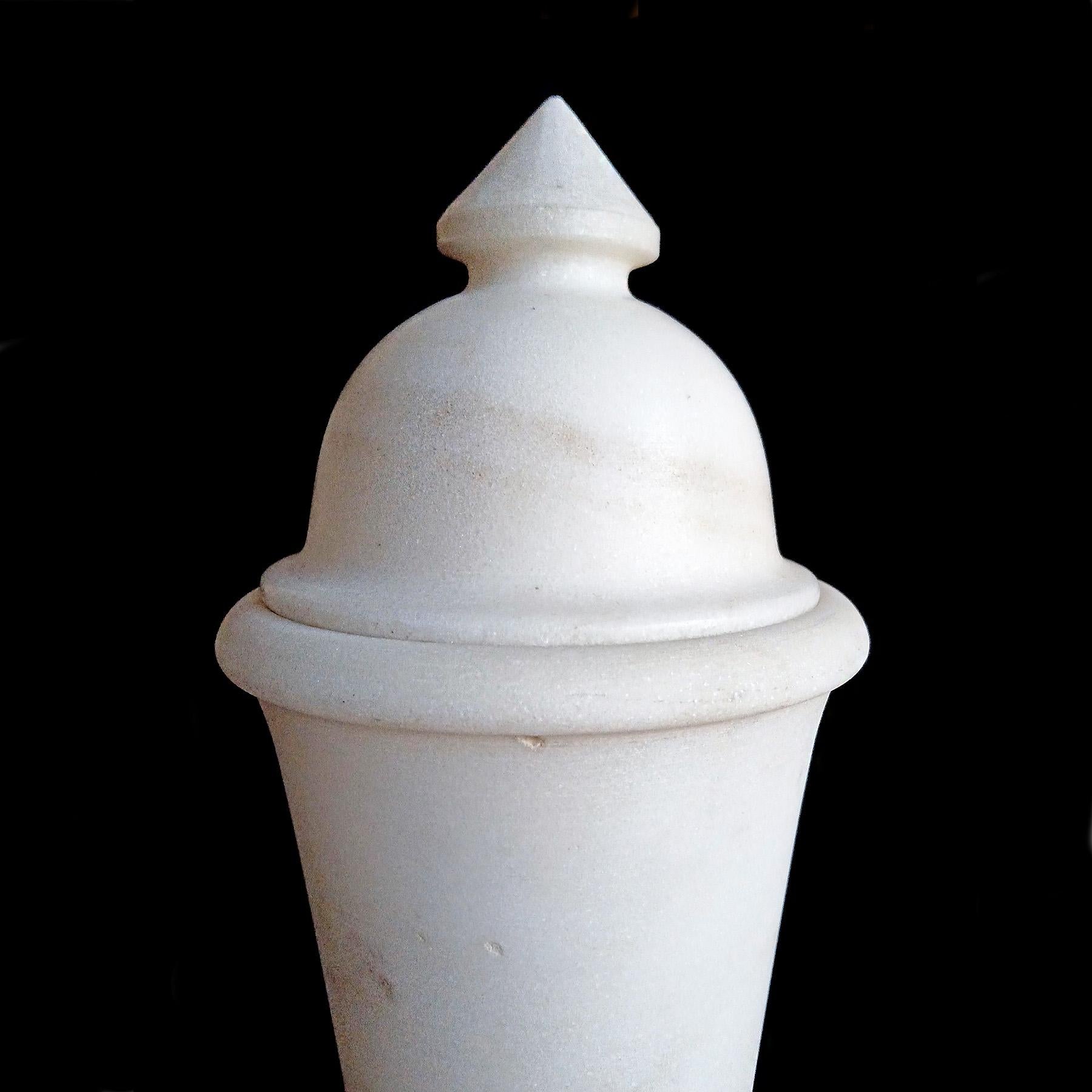 Handgeschnitzte Vase aus weißem Marmor, 28 Zoll hoch, spätes 20. Jahrhundert im Angebot 1