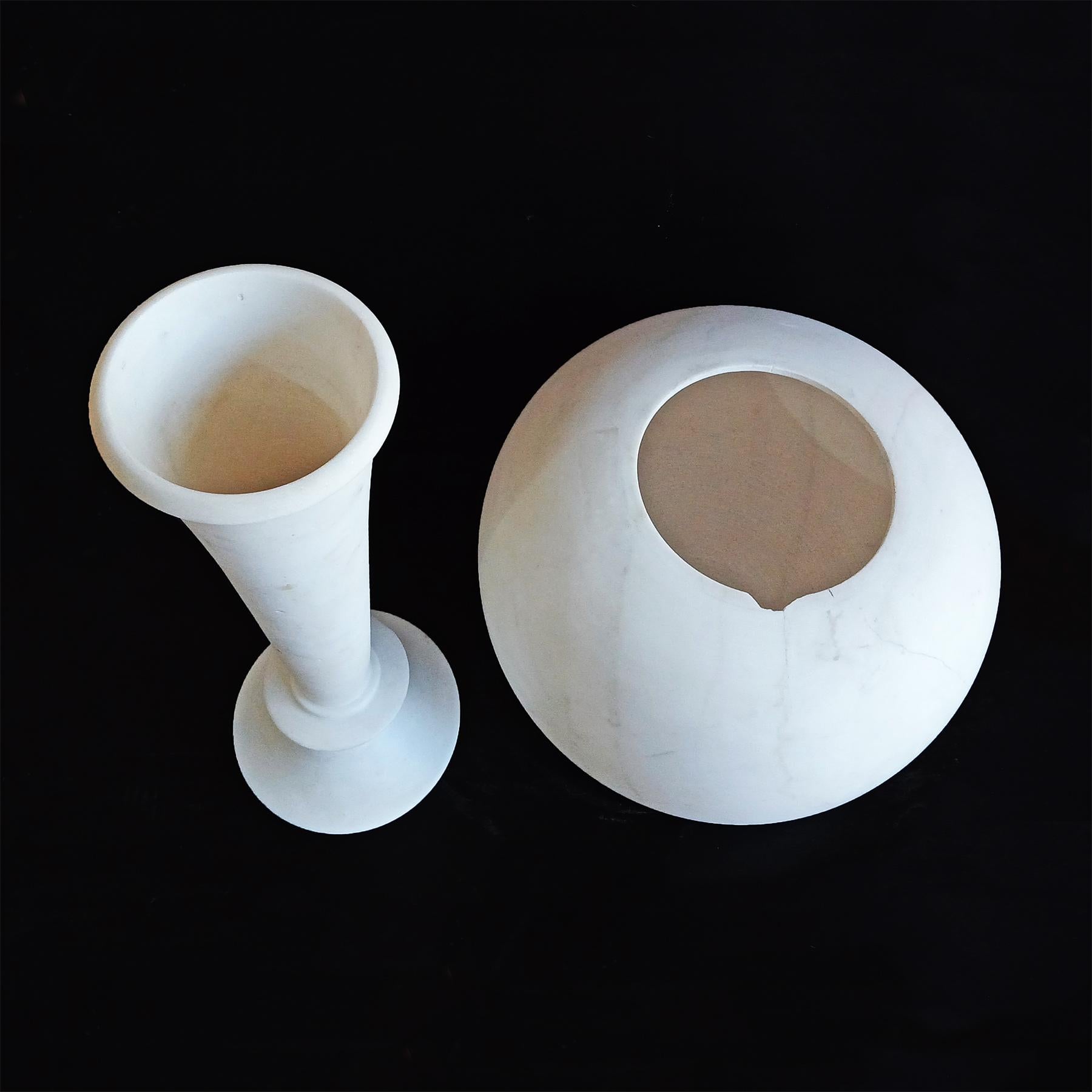 Handgeschnitzte Vase aus weißem Marmor, 28 Zoll hoch, spätes 20. Jahrhundert im Angebot 2