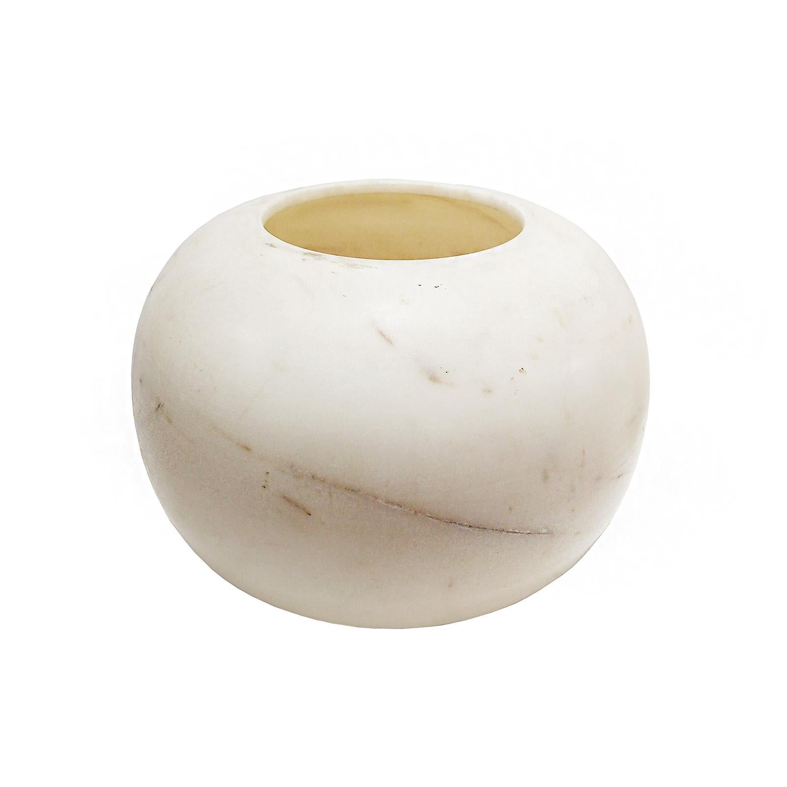 Handgeschnitzte Vase aus weißem Marmor, spätes 20. Jahrhundert im Angebot 2