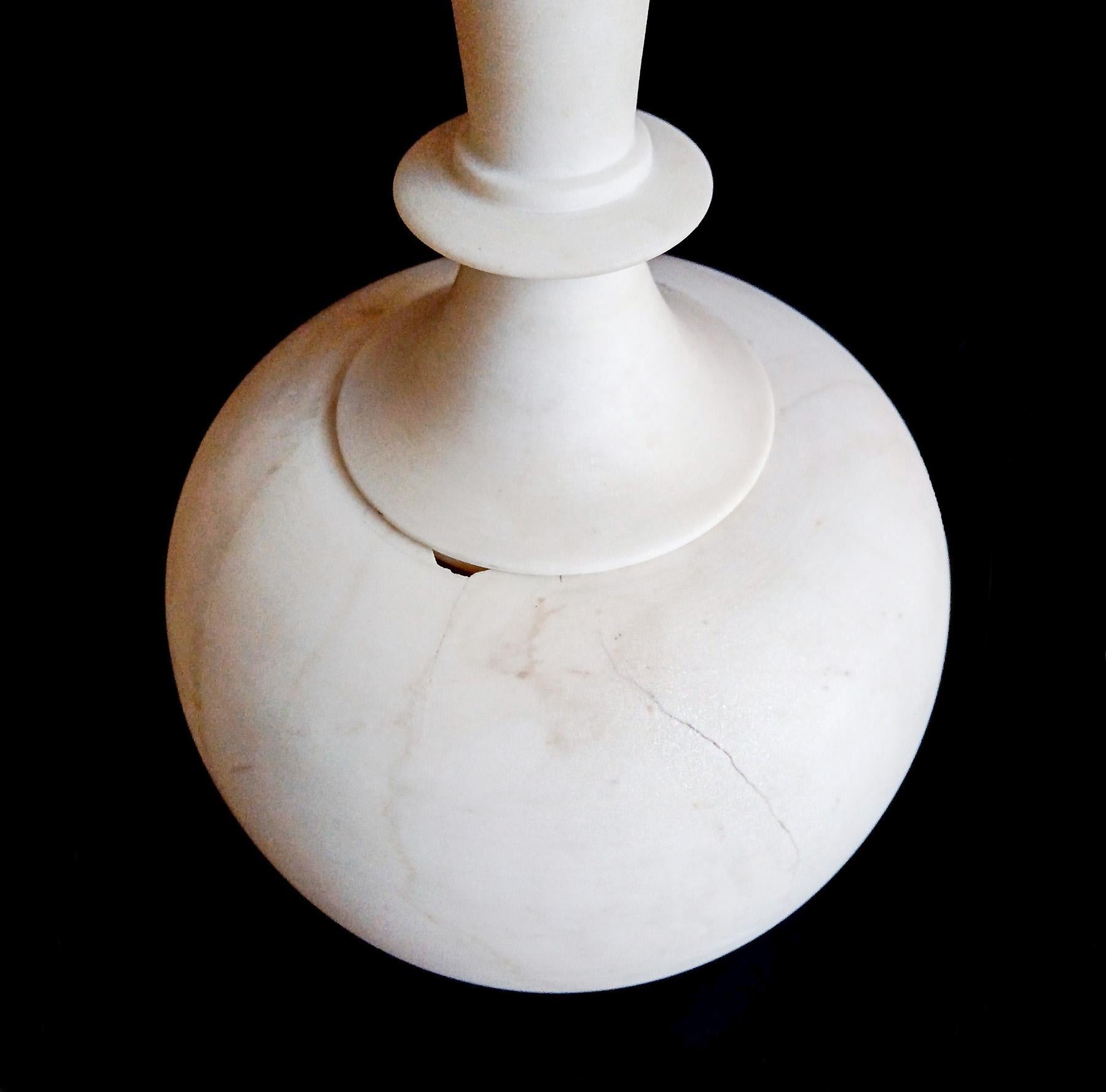 Handgeschnitzte Vase aus weißem Marmor, 28 Zoll hoch, spätes 20. Jahrhundert im Angebot 3
