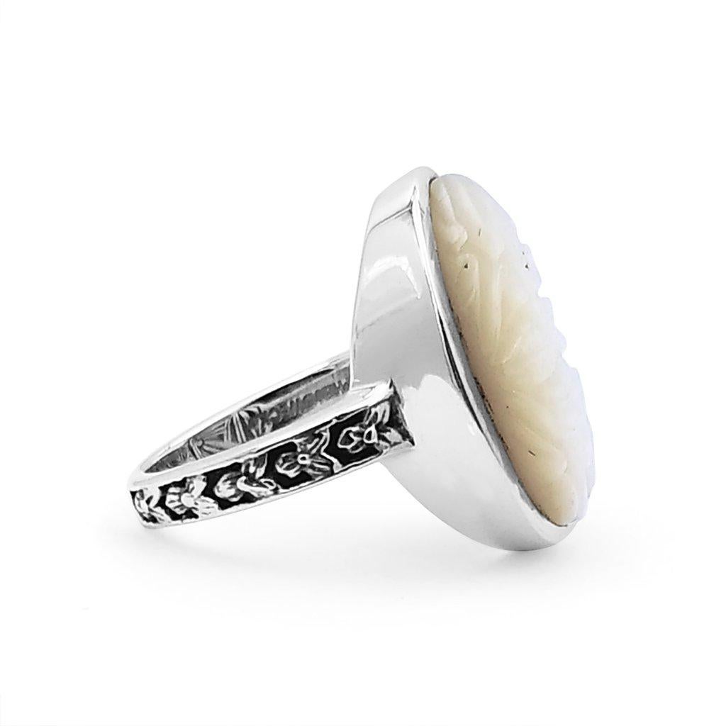 En vente :  Bague en nacre blanche sculptée à la main en argent sterling 2